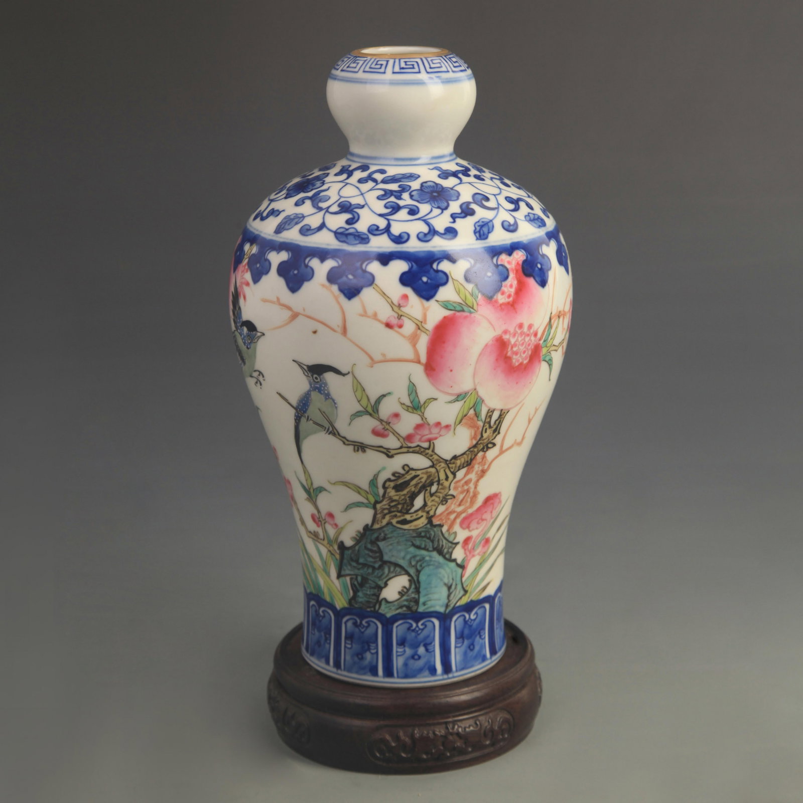 A FAMILLE-ROSE ENAMEL FLORAL GARLIC-NECK VASE