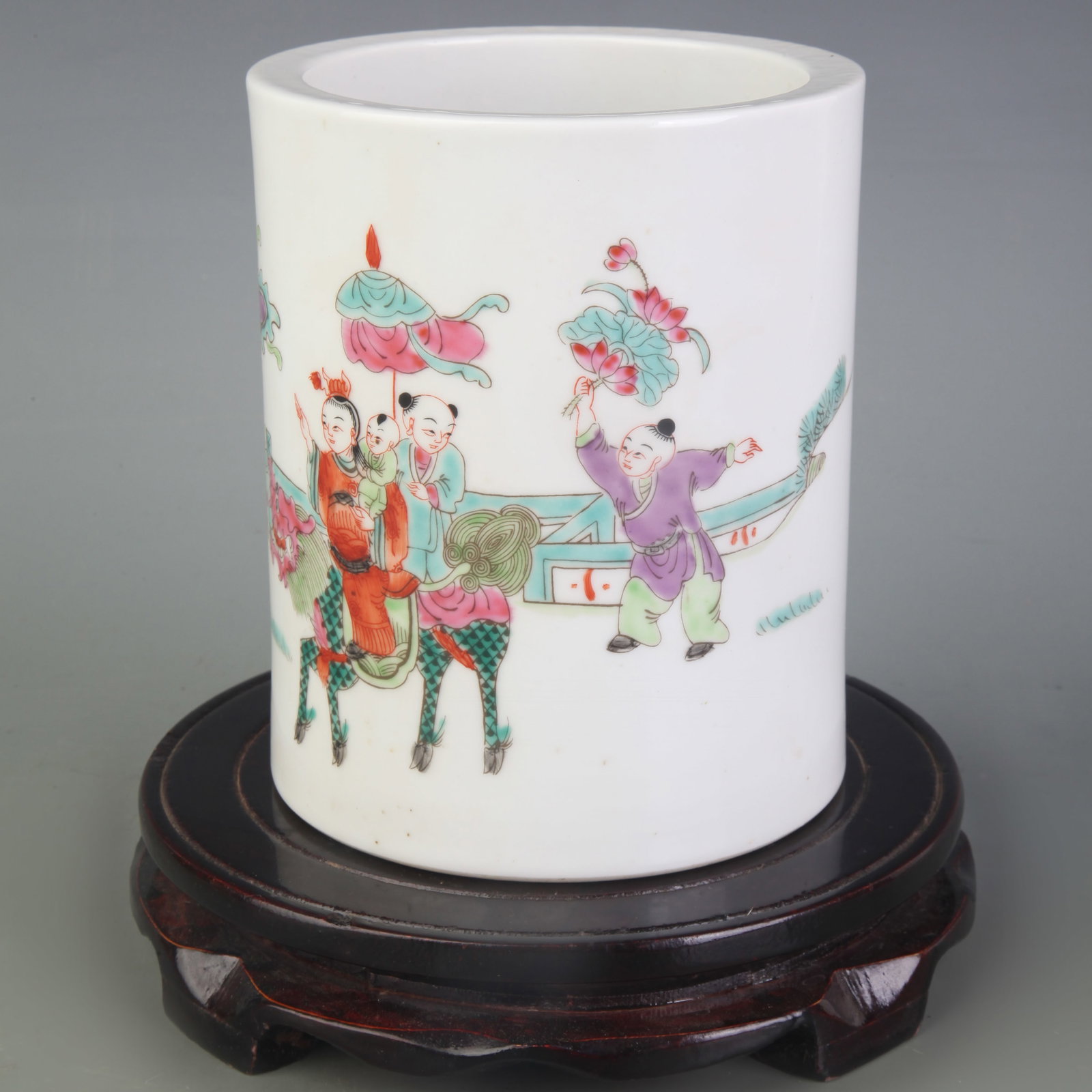 A PAIR OF FAMILLE ROSE HAT STANDS WITH FIGURAL DECORATION