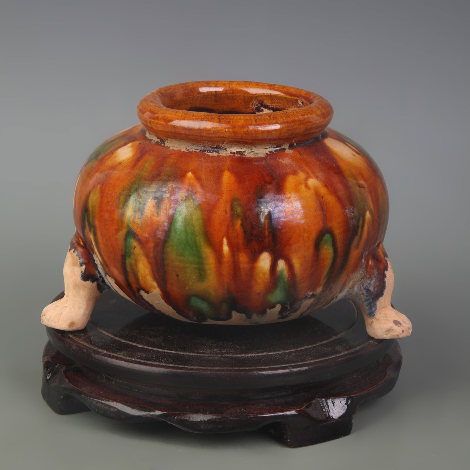 A FINE SANCAI COLOR THREE-LEGGED POTTERY JAR