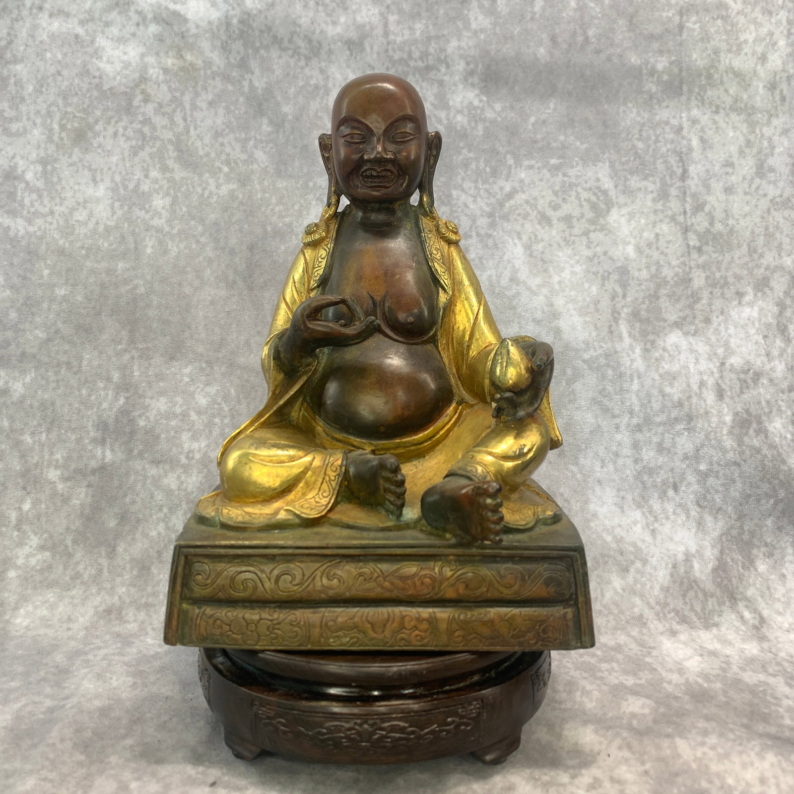 PARTIAL-GILT BRONZE STATUE OF THE ARHAT ANGAJA