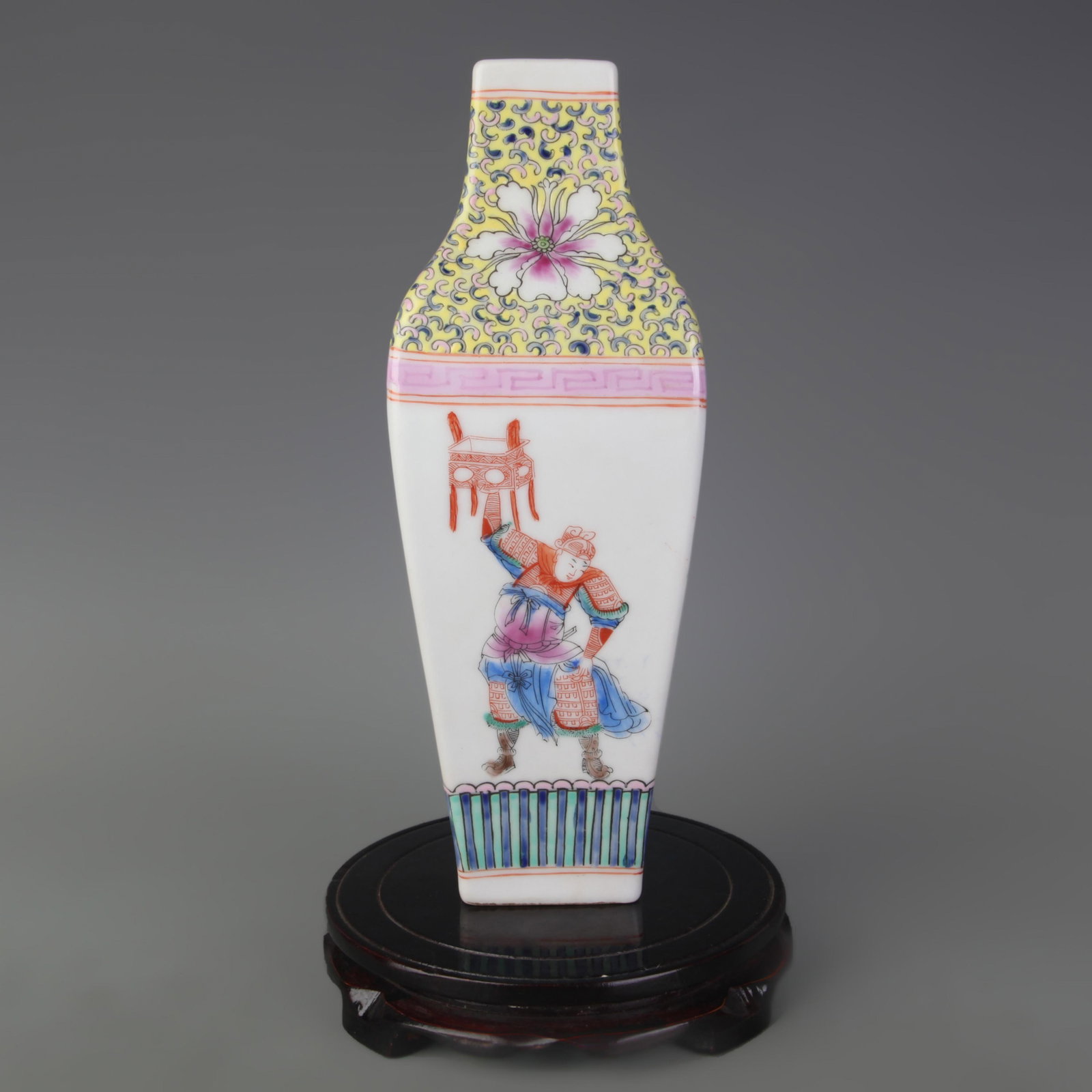 FAMILLE ROSE GLAZED FIGURE PATTERN SQUARE VASE