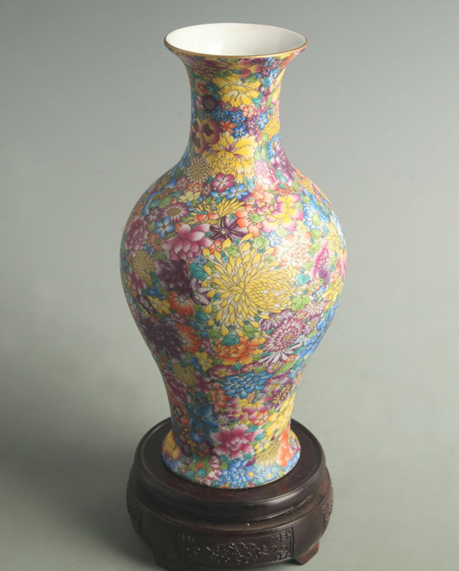A FINE MULTI-FLOWER FISH TAIL STYLE PORCELAIN VASE