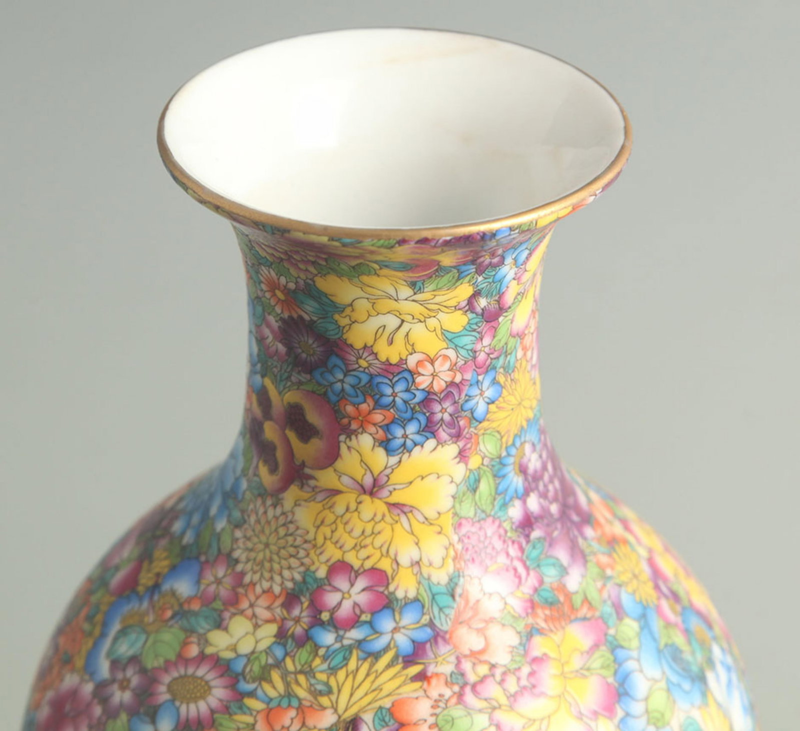 A FINE MULTI-FLOWER FISH TAIL STYLE PORCELAIN VASE - 2