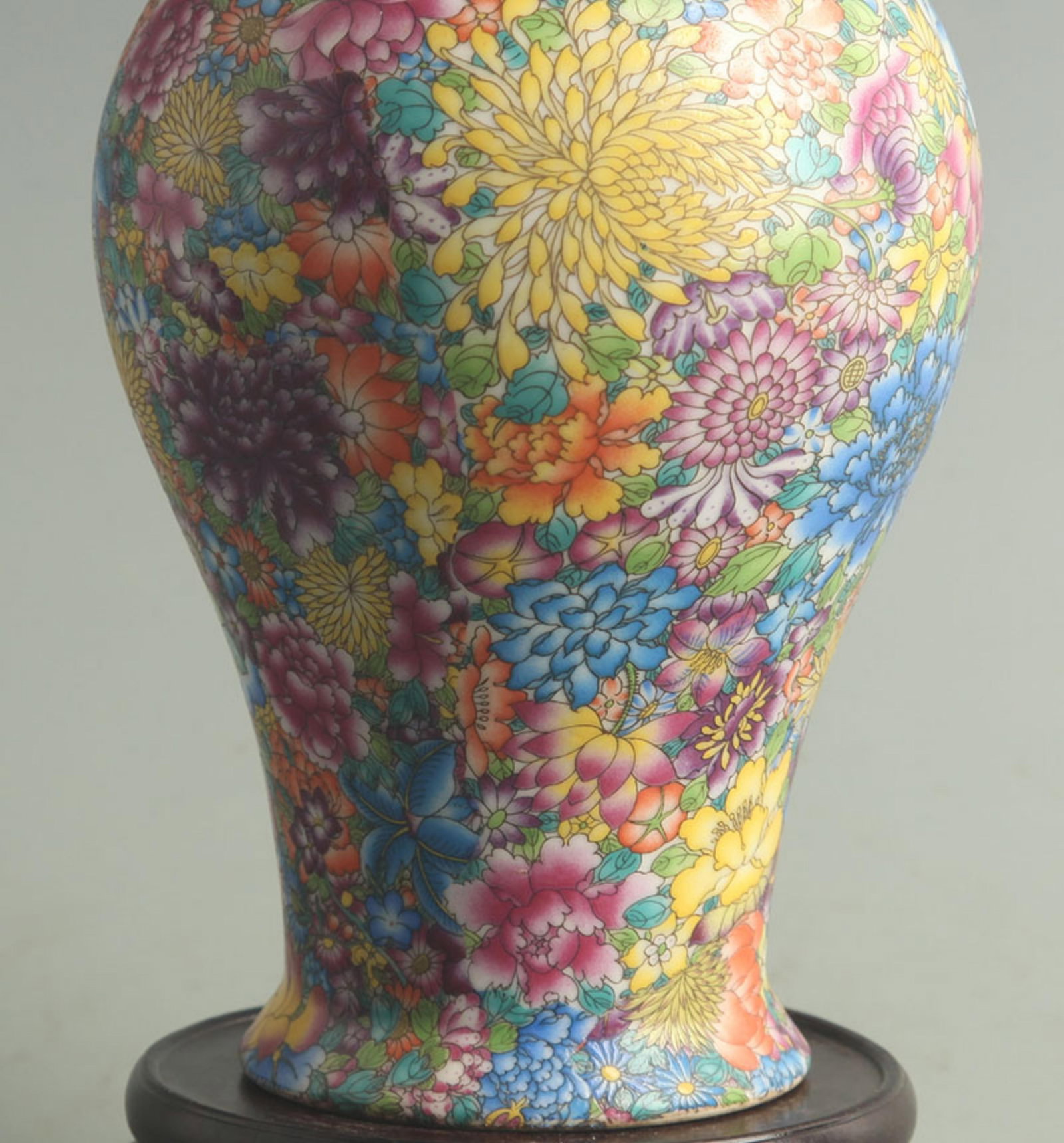 A FINE MULTI-FLOWER FISH TAIL STYLE PORCELAIN VASE - 3