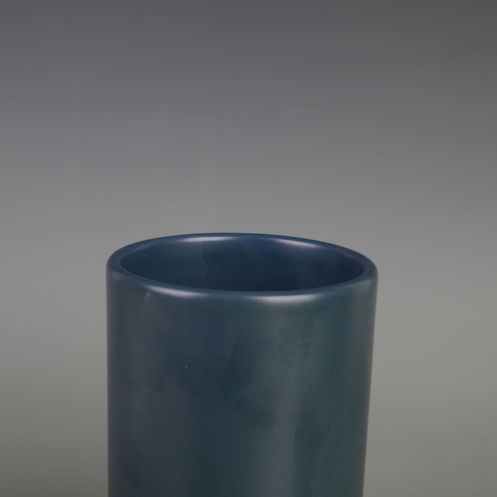 A FINE DARK BLUE-GLAZED PORCELAIN BRUSH POT: Qing Dynasty Yong Zheng Period; Diameter:5.0 inch; High: 5.9 inch; Wooden base for diplay only