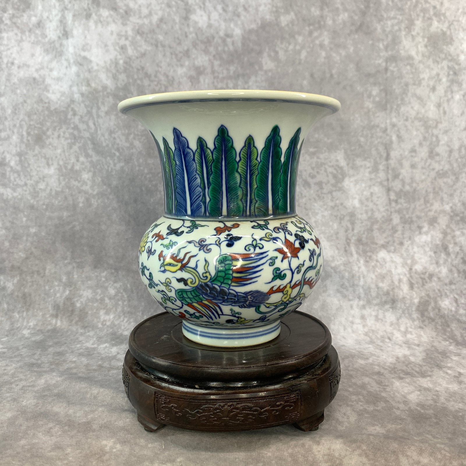 A FINE WUCAI PHOENIX ZUN-SHAPED PORCELAIN VASE