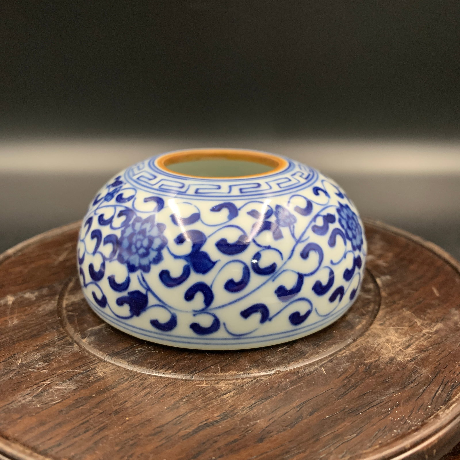 A FINE BLUE AND WHITE PORCELAIN WATER COUPE