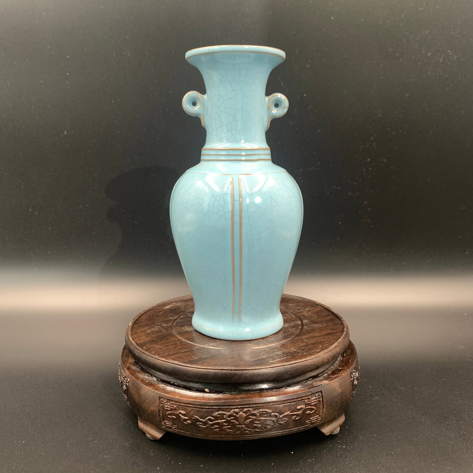 A FINE RU-TYPE SKY-BLUE CRACKLE-GLAZED ARCHAISTIC ARROW VASE