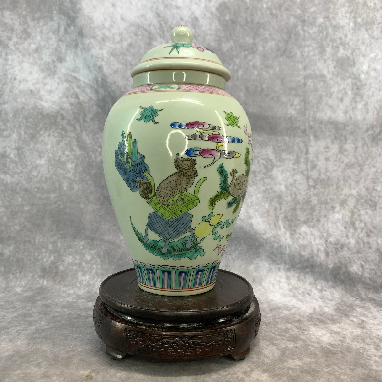 PALE CELADON-GROUND FAMILLE ROSE (FENCAI) COVERED JAR