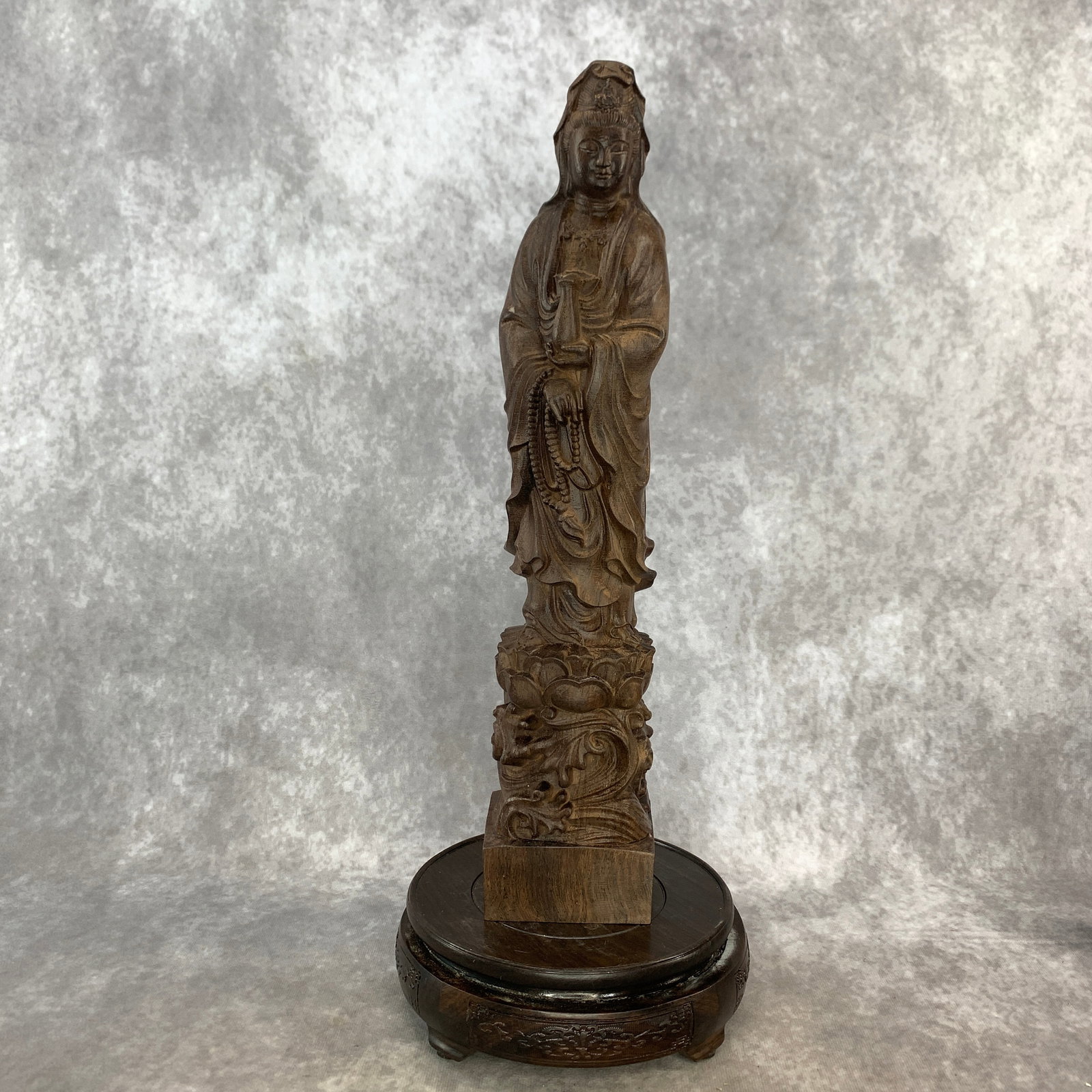 A FINE CARVED SANDALWOOD FIGURE OF GUANYIN