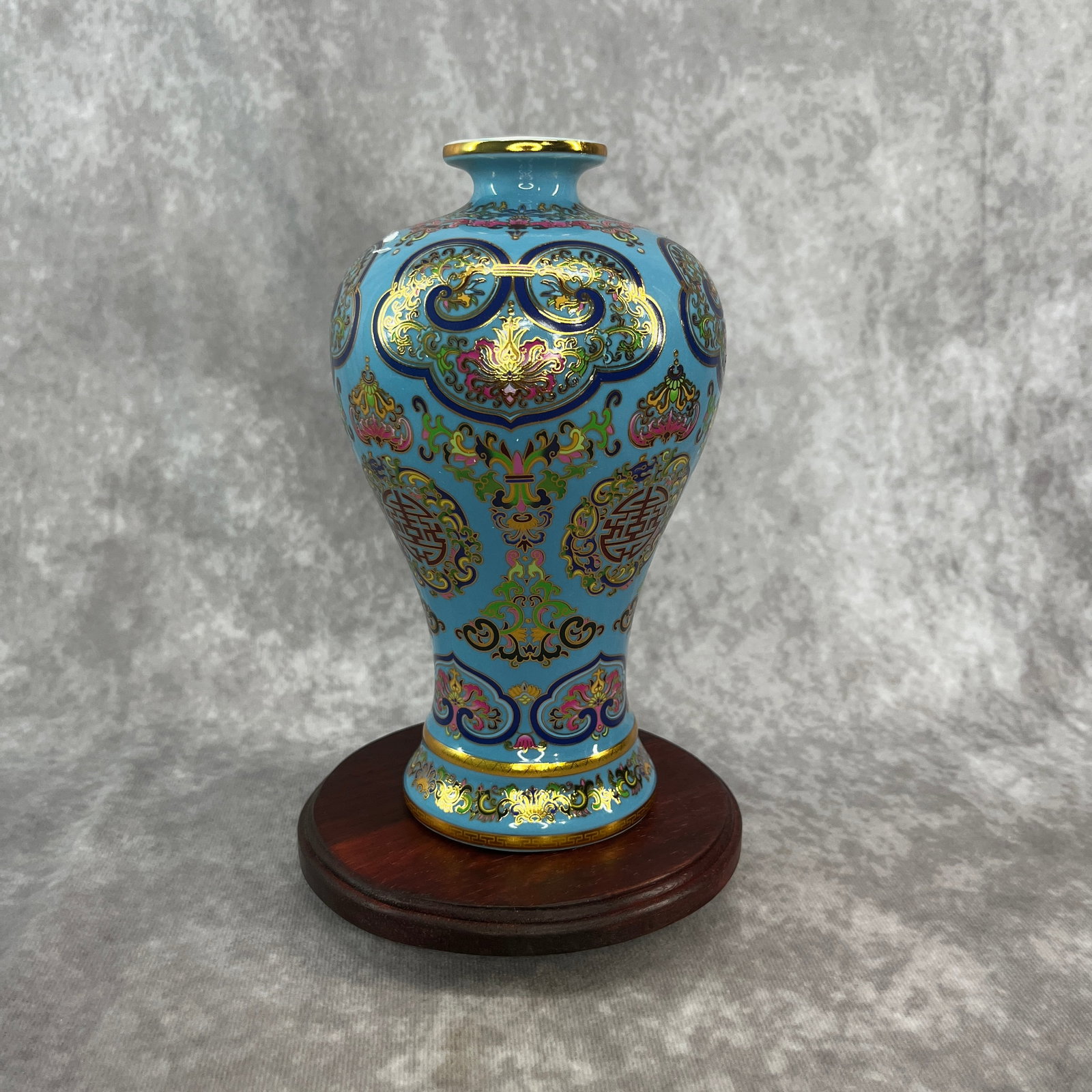 A FINE CLOISONNÉ ENAMEL FLORAL AND RUYI PATTERN "MEIPING" VASE