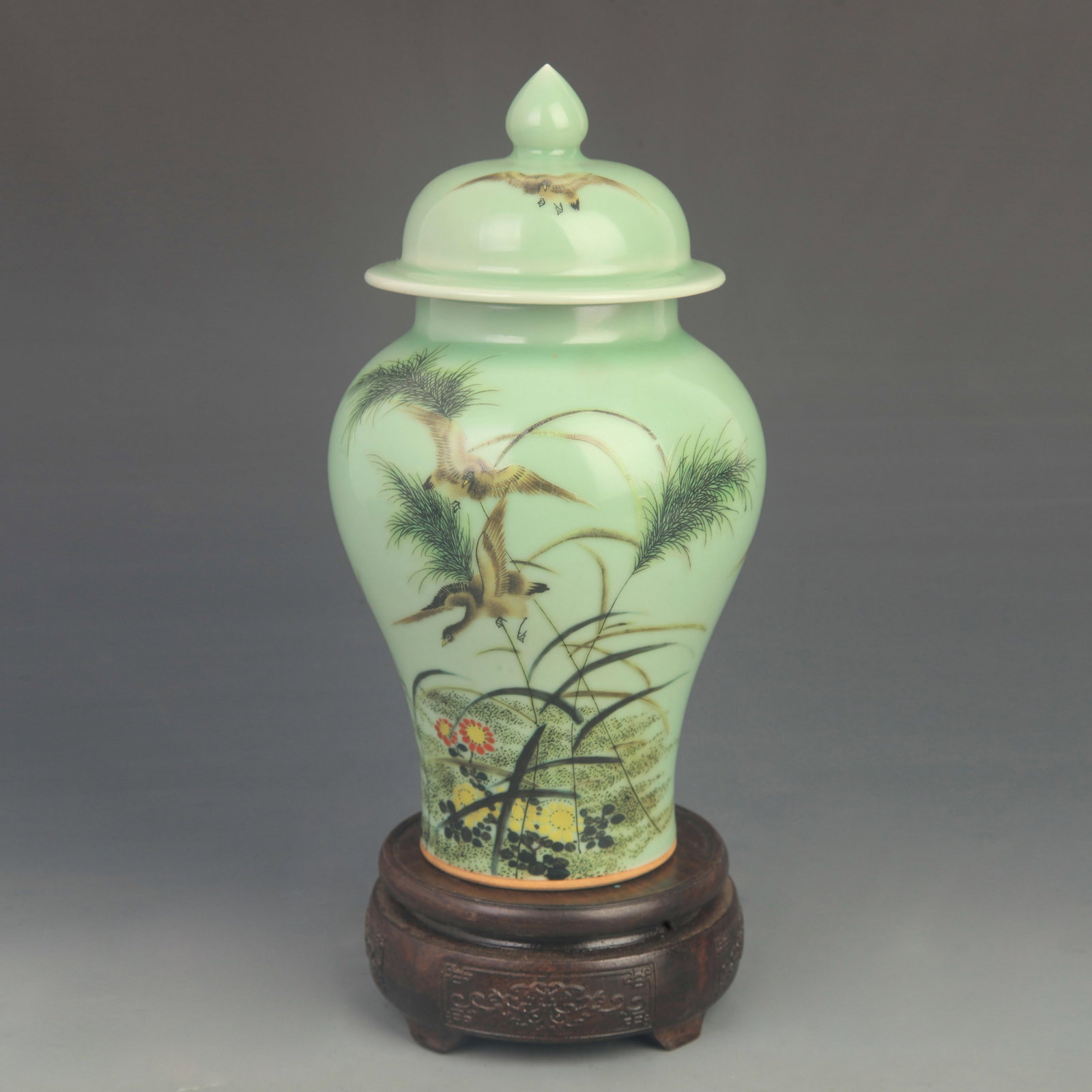 FAMILLE ROSE FLOWER PATTERN PORCELAIN GENERAL JAR: Qing Dynasty Qian Long Period: High: 9.80 inch; Diameter: 4.50 inch; Wooden base for diplay only