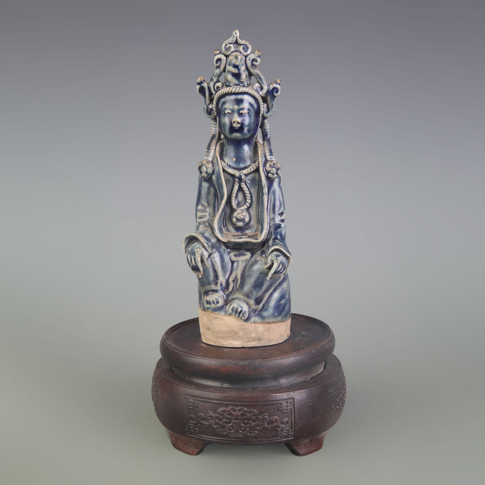 A SMALL DEHUA PORCELAIN BLANC-DE-CHINE GUANYIN PORCELAIN STATUE