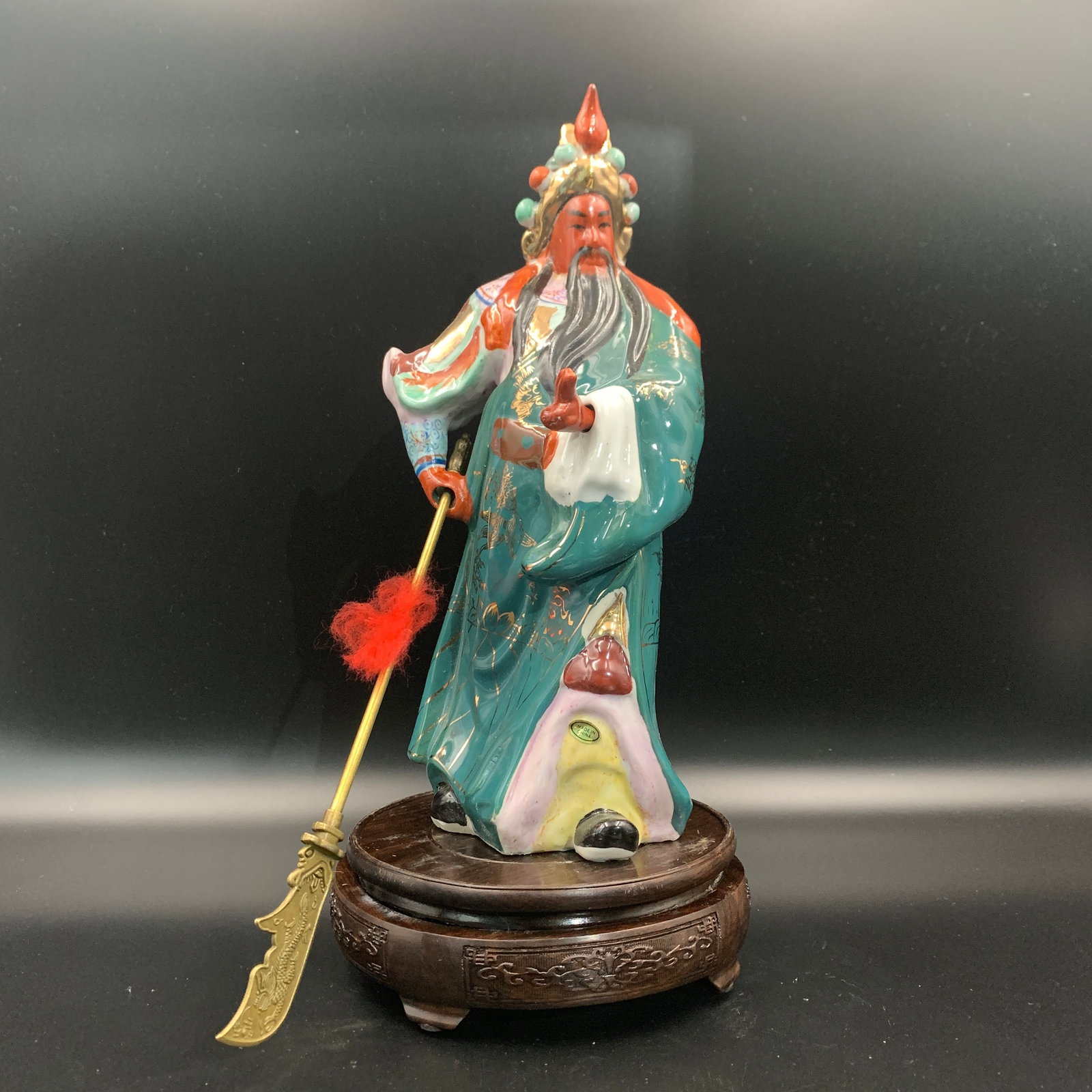 ENAMELED PORCELAIN STANDING GUAN YU FIGURE WITH HALBERD