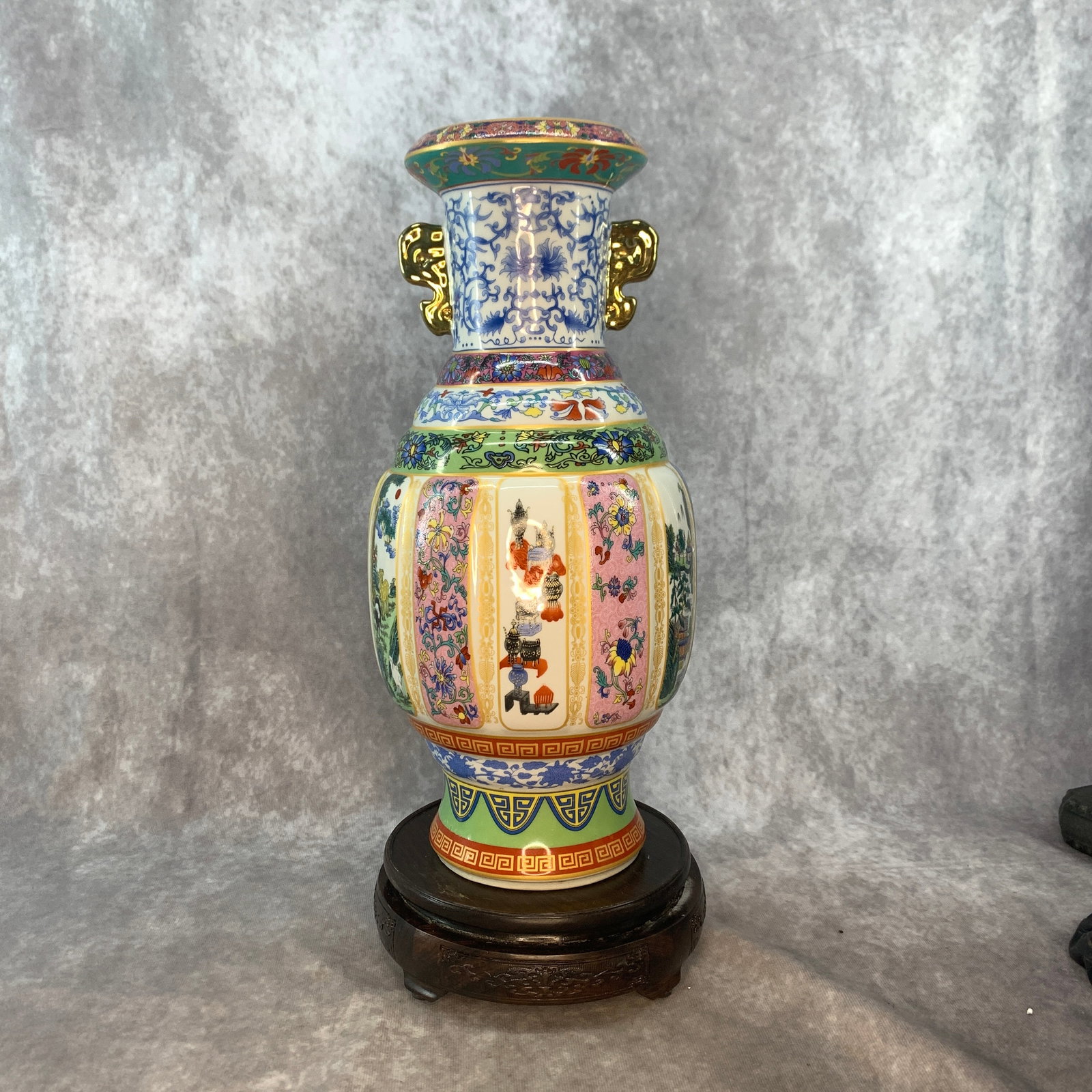 A FINE MULTI-GATTI 'BAI-LU' PORCELAIN VASE