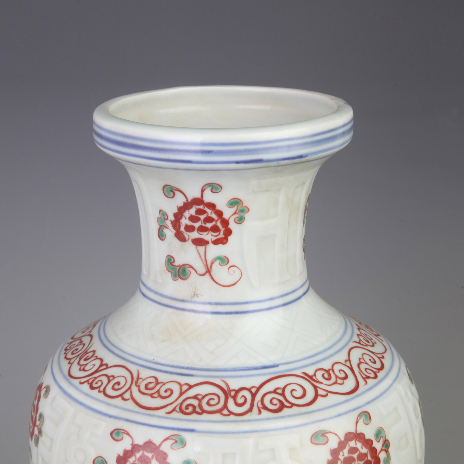 A WUCAI PORCELAIN VASE WITH INCISED FLORAL DECORATION (1 of 6)
