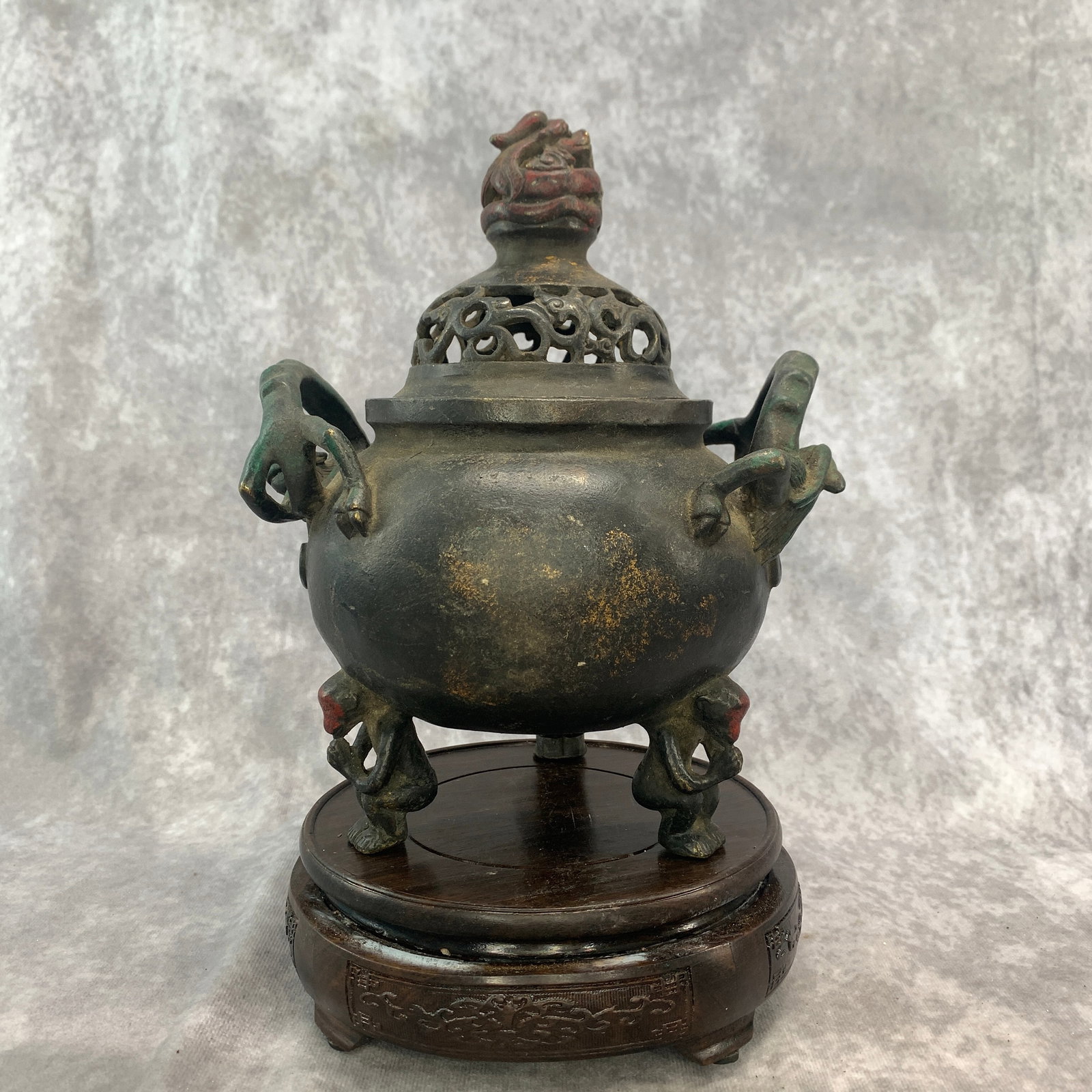 A FINE PARCEL-GILT BRONZE 'DRAGON AND PHOENIX' TRIPOD INCENSE BURNER