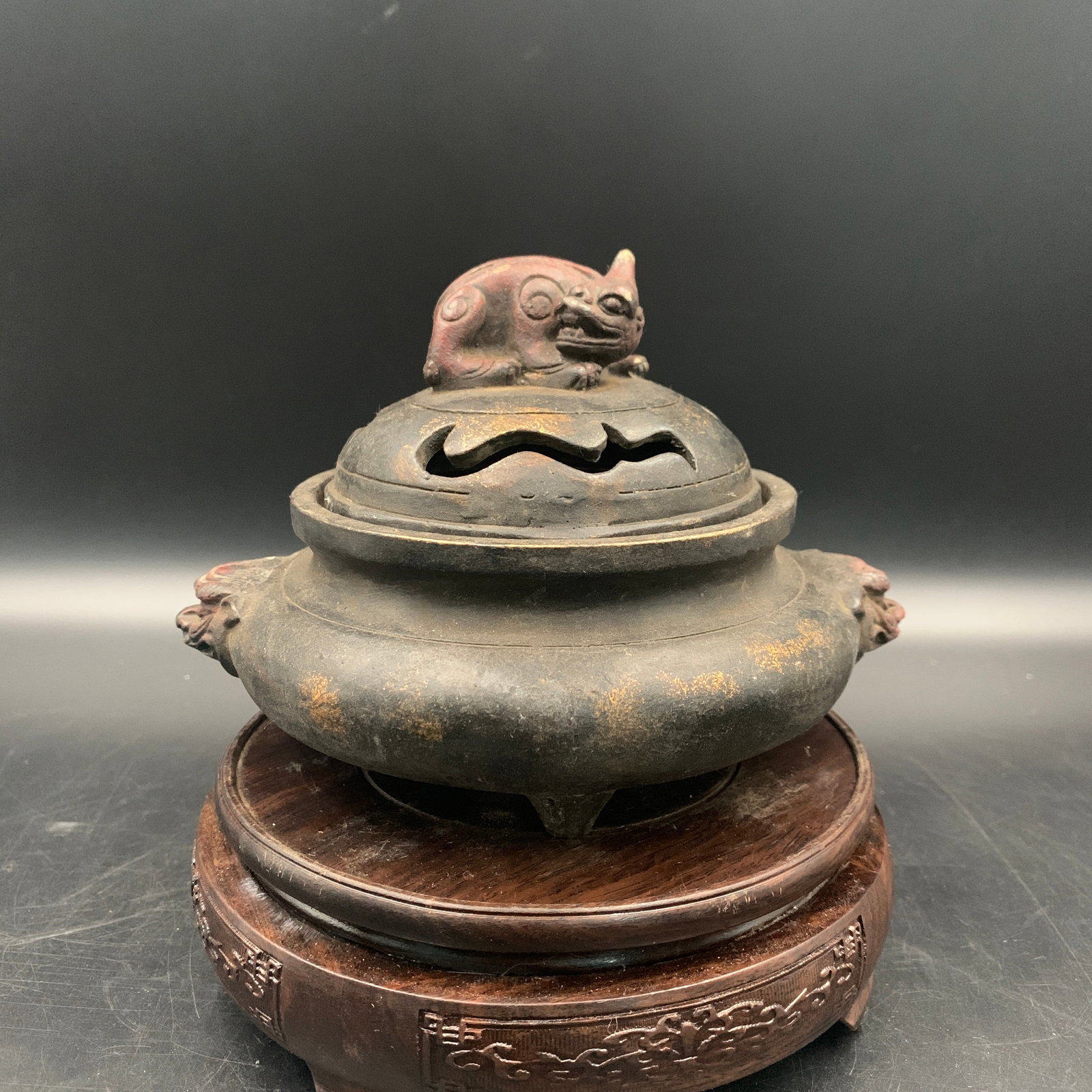 A FINE PARCEL-GILT BRONZE 'ANIMAL-MASK' TRIPOD CENSER AND MYTHICAL BEAST COVER