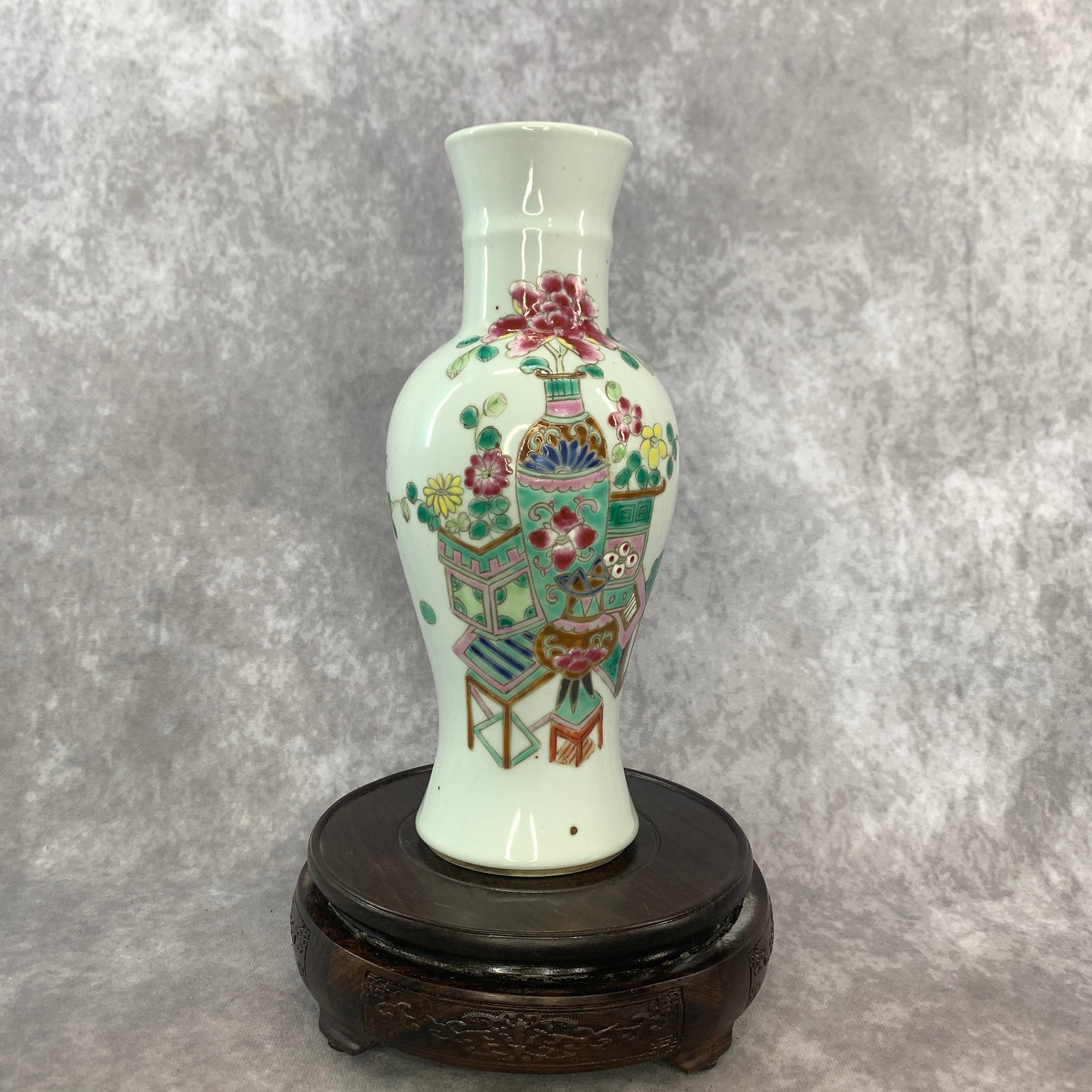 A FINE FAMILLE ROSE "BOGU" PATTERN PORCELAIN VASE