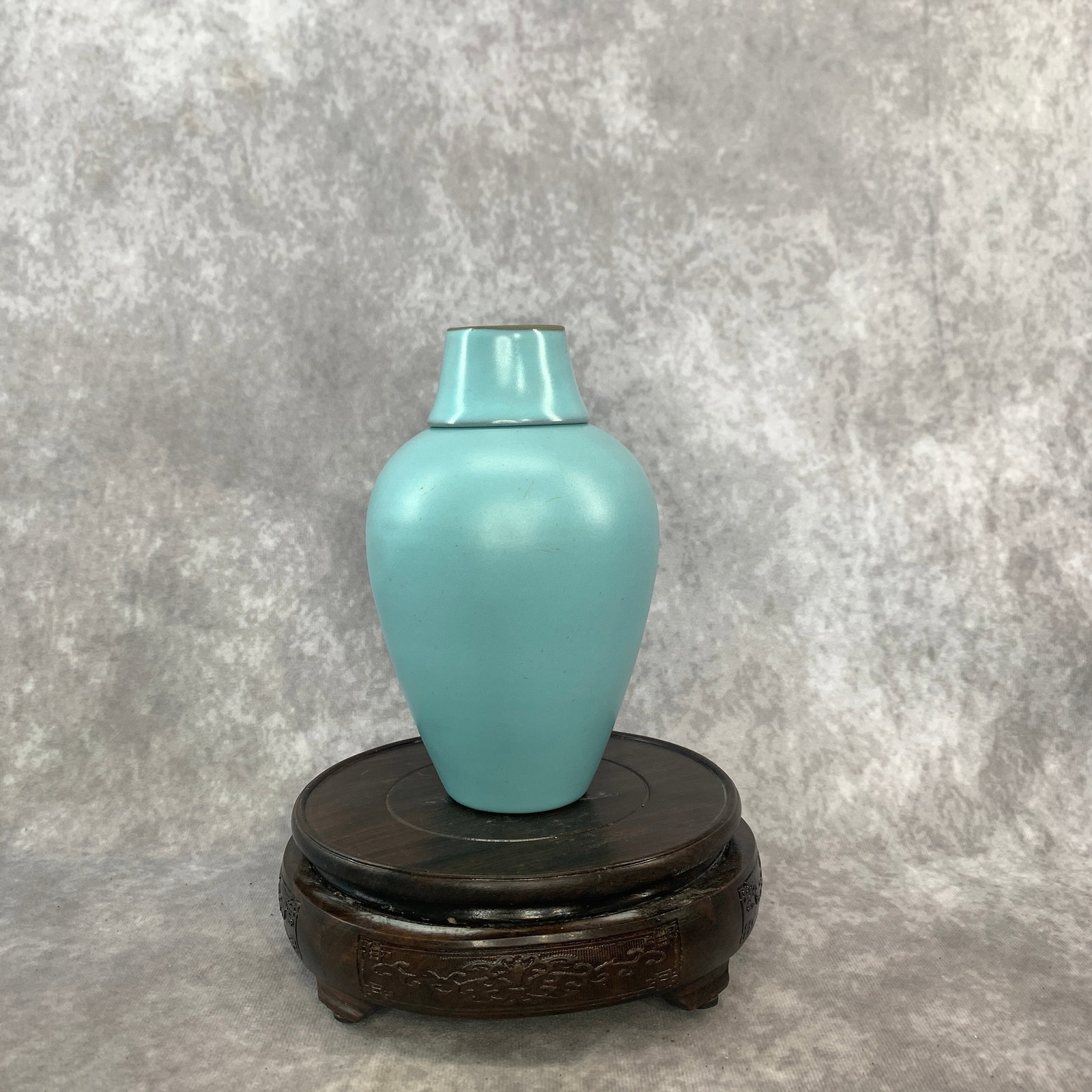 A FINE TURQUOISE COLOR GLAZED PORCELAIN JAR