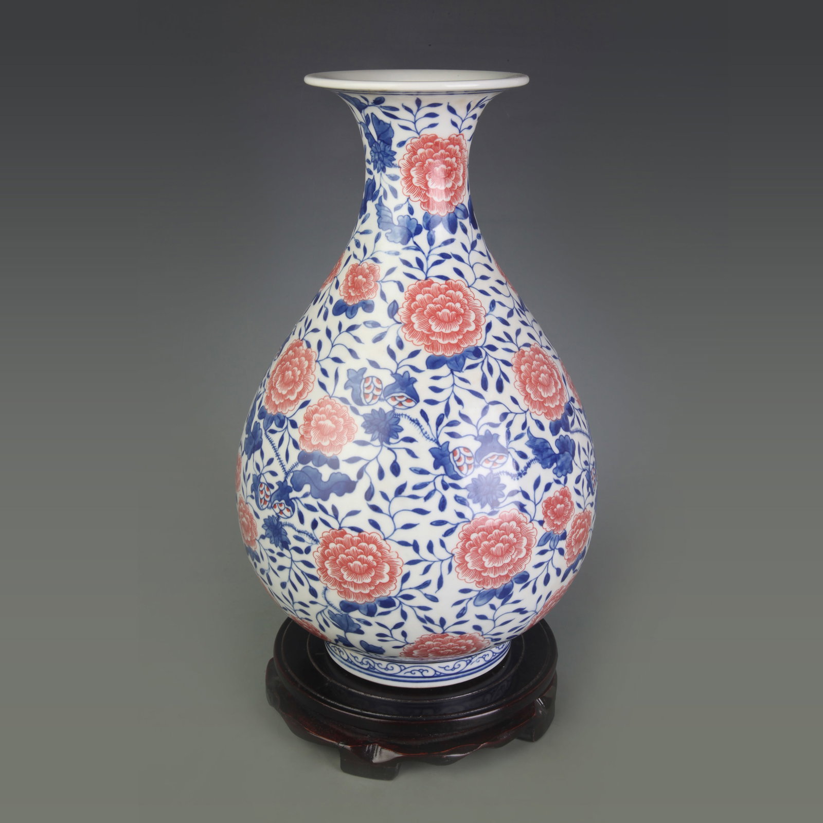 A FINE BLUE AND WHITE UNDERGLAZED RED LOTUS PATTERN PORCELAIN VASE