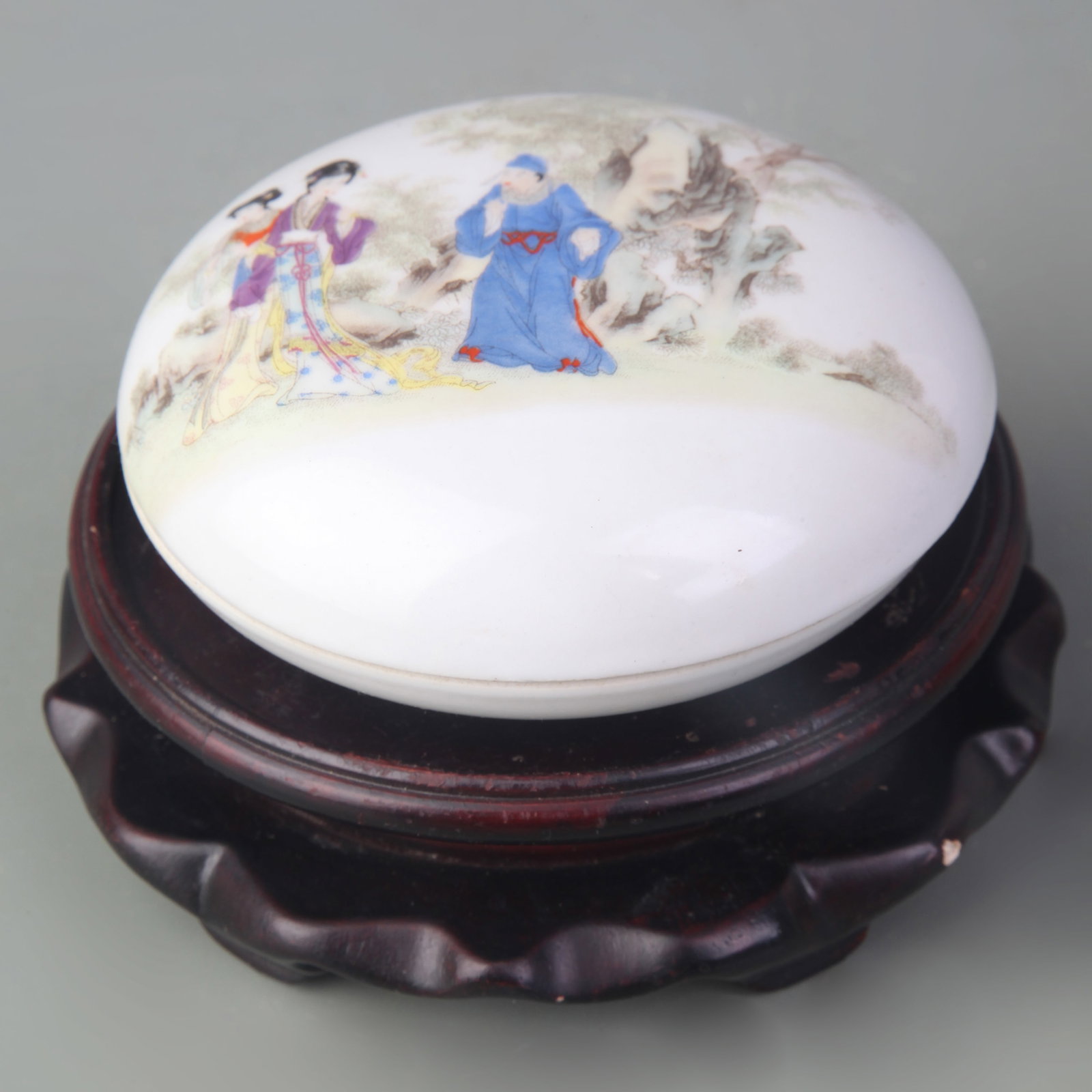 A FAMILLE ROSE FIGURAL PATTERN PORCELAIN INK BOX: Qing Dynasty Qian Long Period; Diameter: 4.1 inch; High: 1.7 inch; Wooden base for diplay only