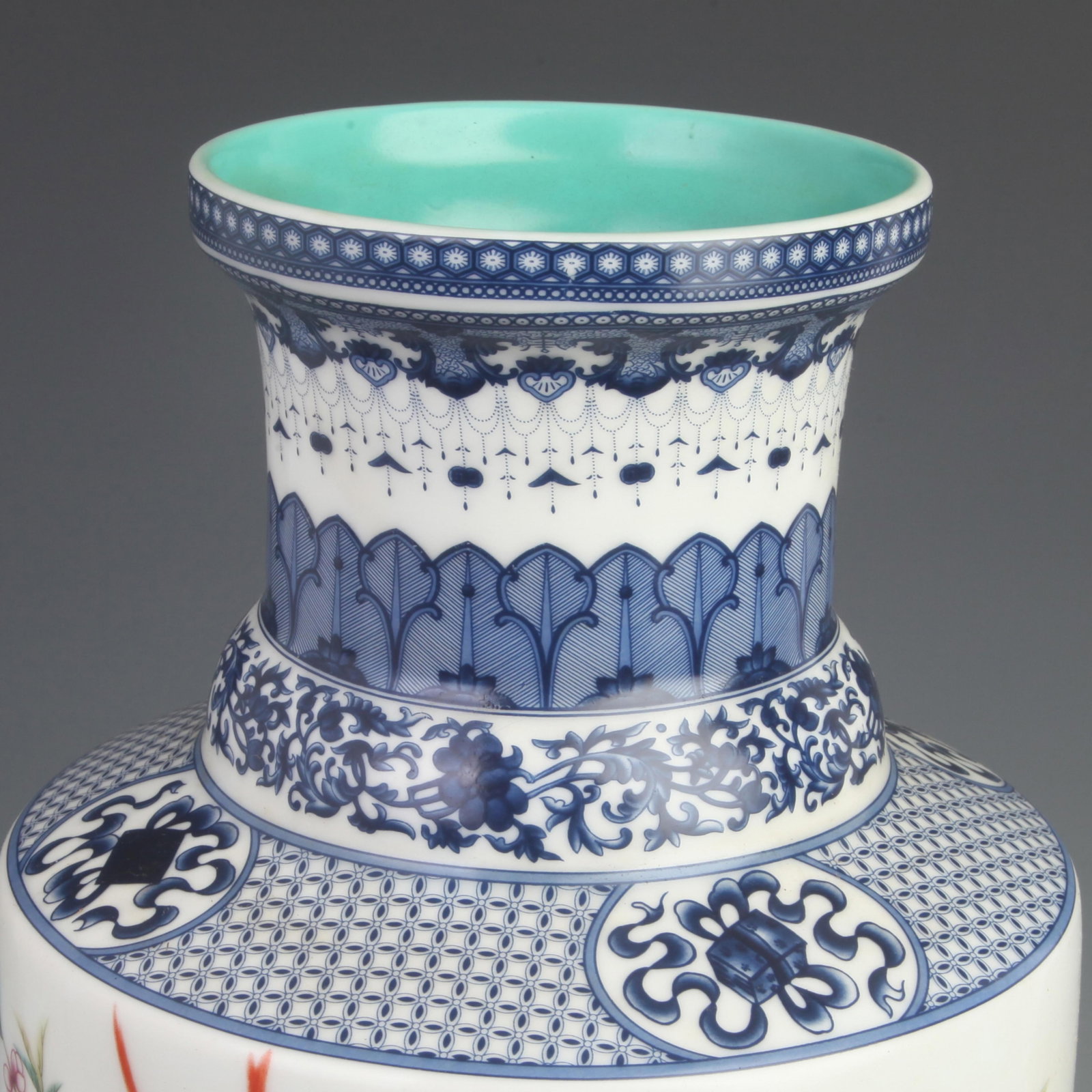 A FINE FAMILLE ROSE FLOWER PATTERN PORCELAIN VASE: Qing Dynasty Qian Long Period Diameter:High: 16.5 inch; High: 8.00 inch; Wooden base for diplay only