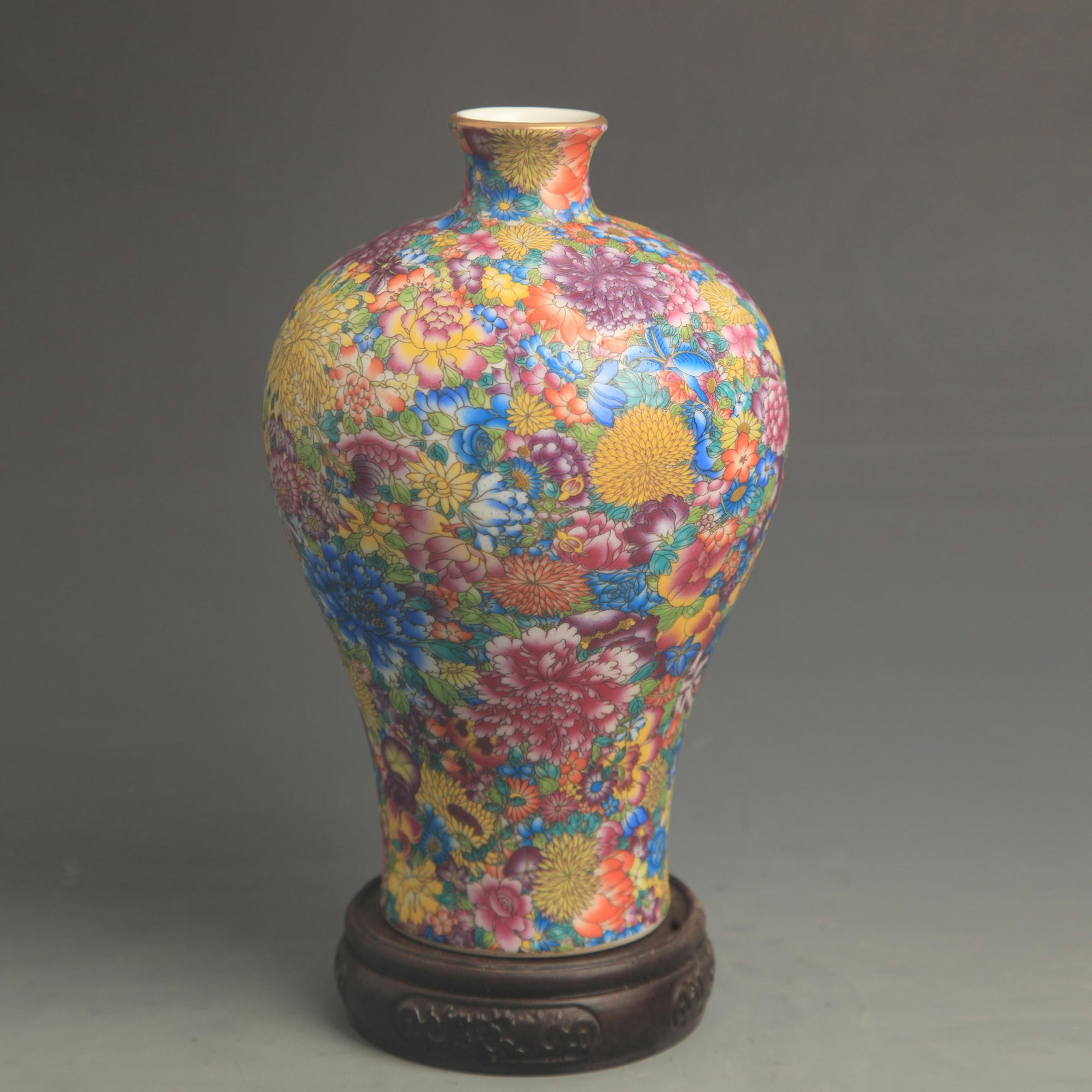 AN ENAMELLED ‘HUNDRED FLOWERS’ MEIPING STYLE PORCELAIN VASE