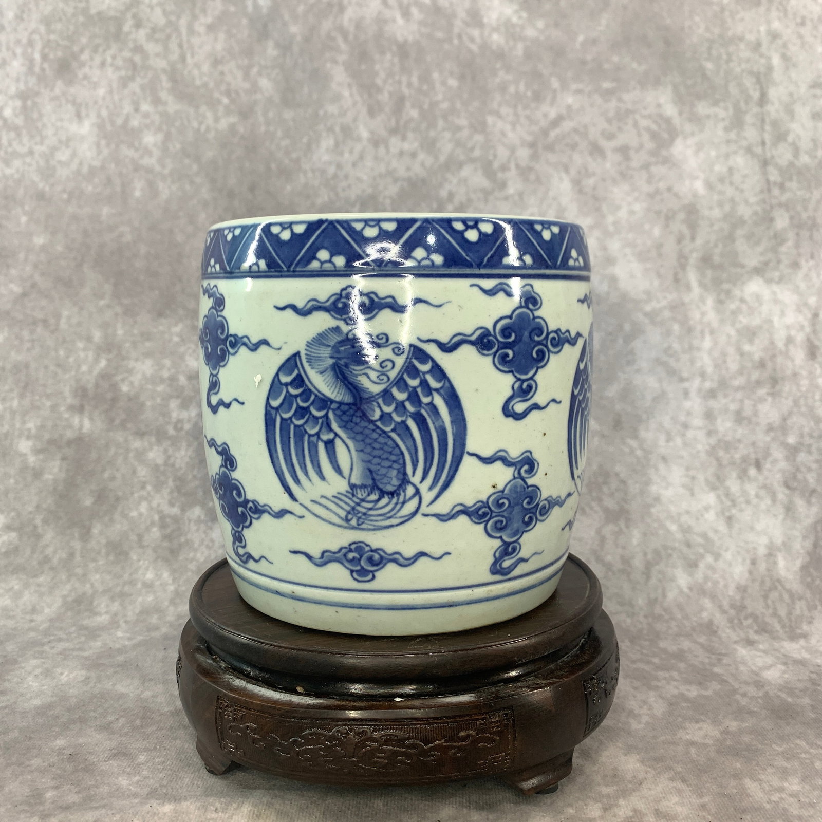 A FINE BLUE AND WHITE "PHOENIX AND CLOUDS" BRUSH POT