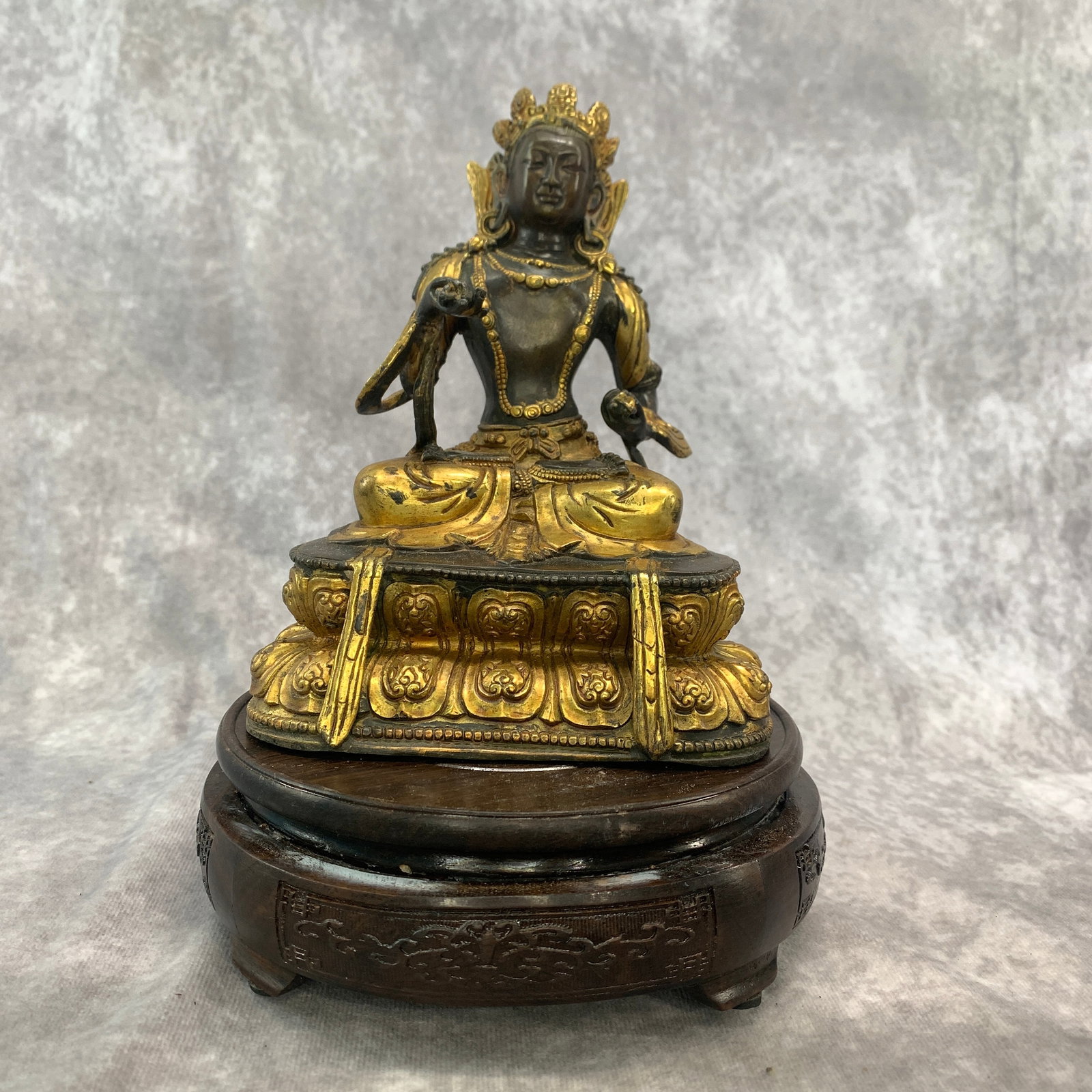 A FINE BRONZE SINO-TIBETAN GILT BRONZE STATUE
