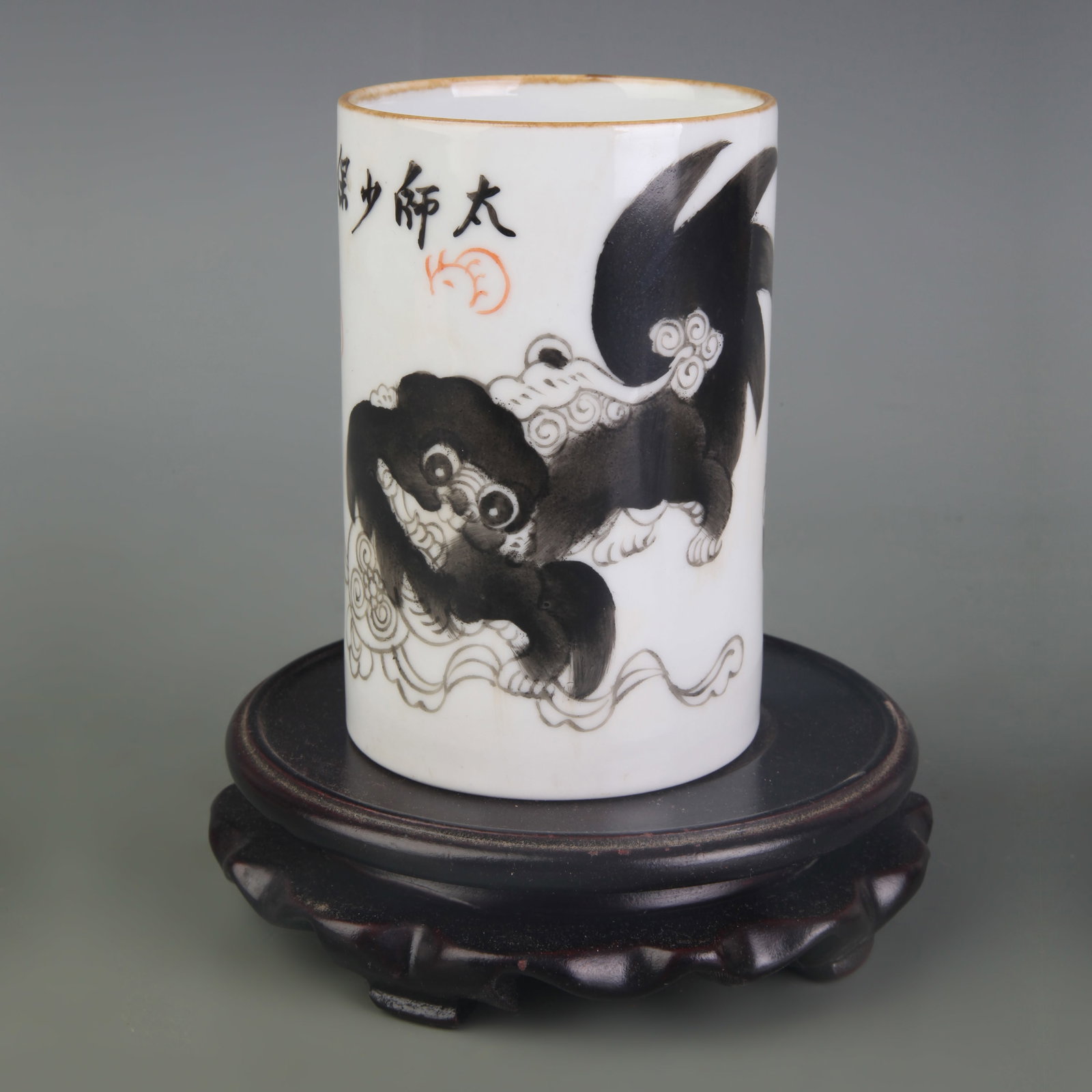 A FAMILLE-ROSE ‘AUSPICIOUS BEAST’ PORCELAIN BRUSH POT