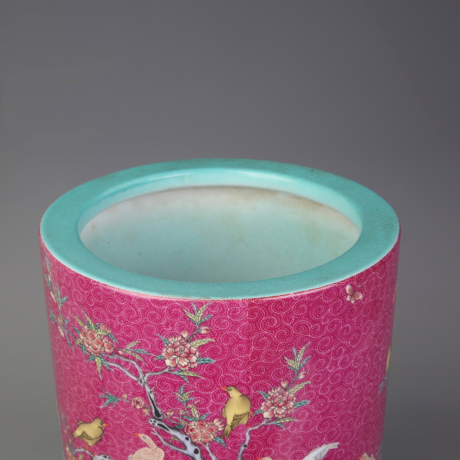 FAMILLE ROSE BIRD PATTERN PORCELAIN BRUSH POT