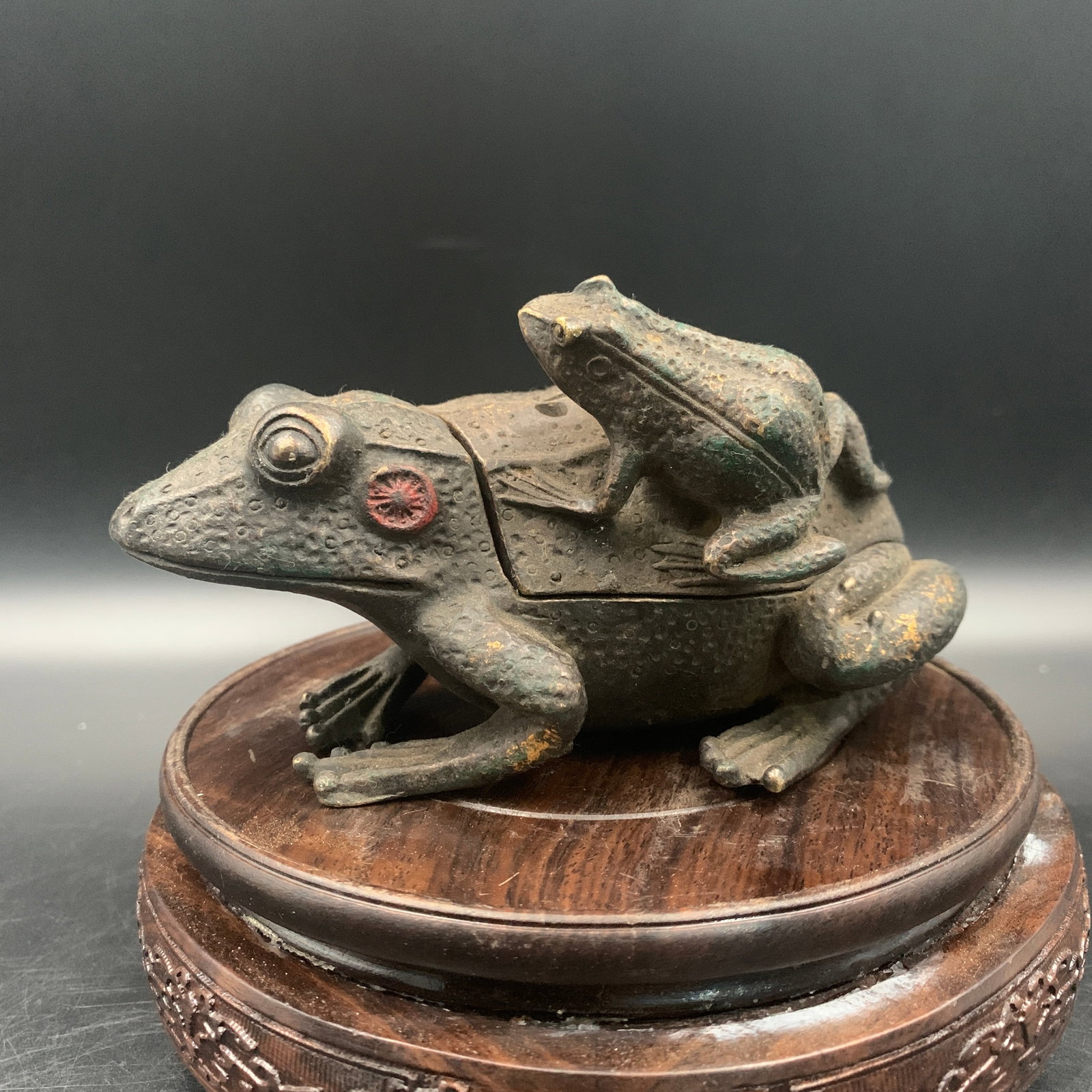 A BRONZE TOAD-FORM WATER DROPPER AND COVER