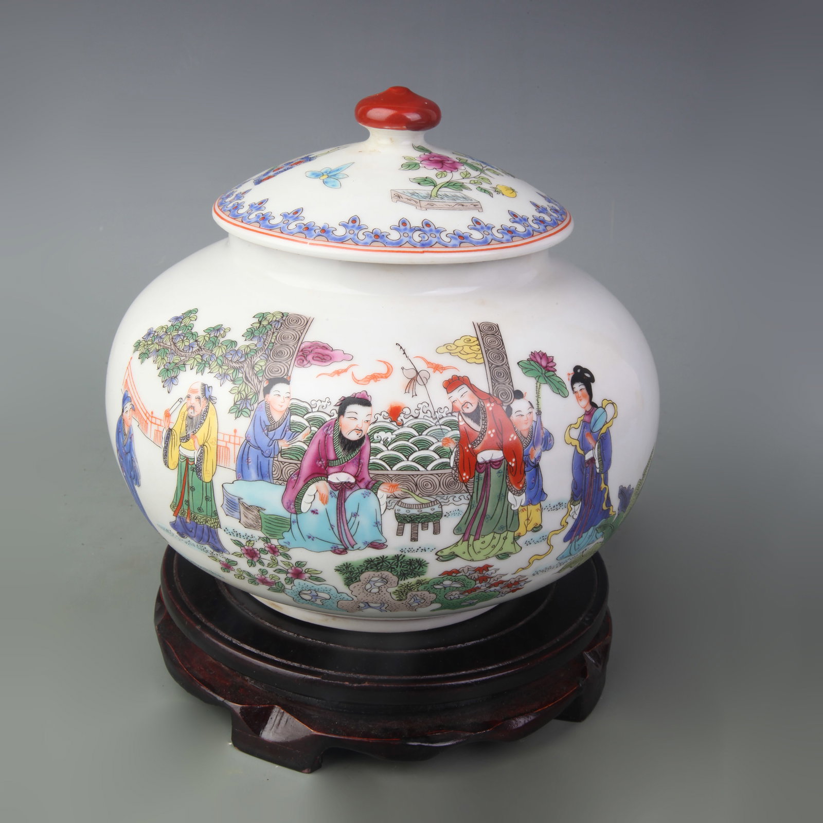 BLUE-AND-WHITE FLOWER PATTERN PORCELAIN VASE: Qing Dynasty Qian Long Period; Diameter: 3.5 inch; High: 7.6 inch; Wooden base for diplay only