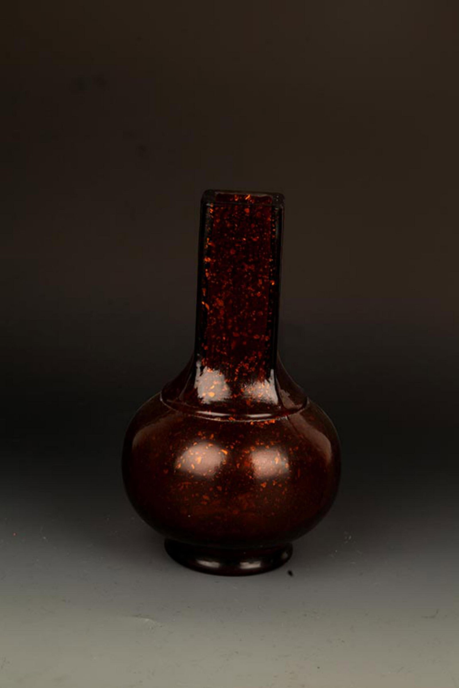 AN AMBER-TONE GILT-SPLASHED GLASS SQUARE-MOUTH VASE