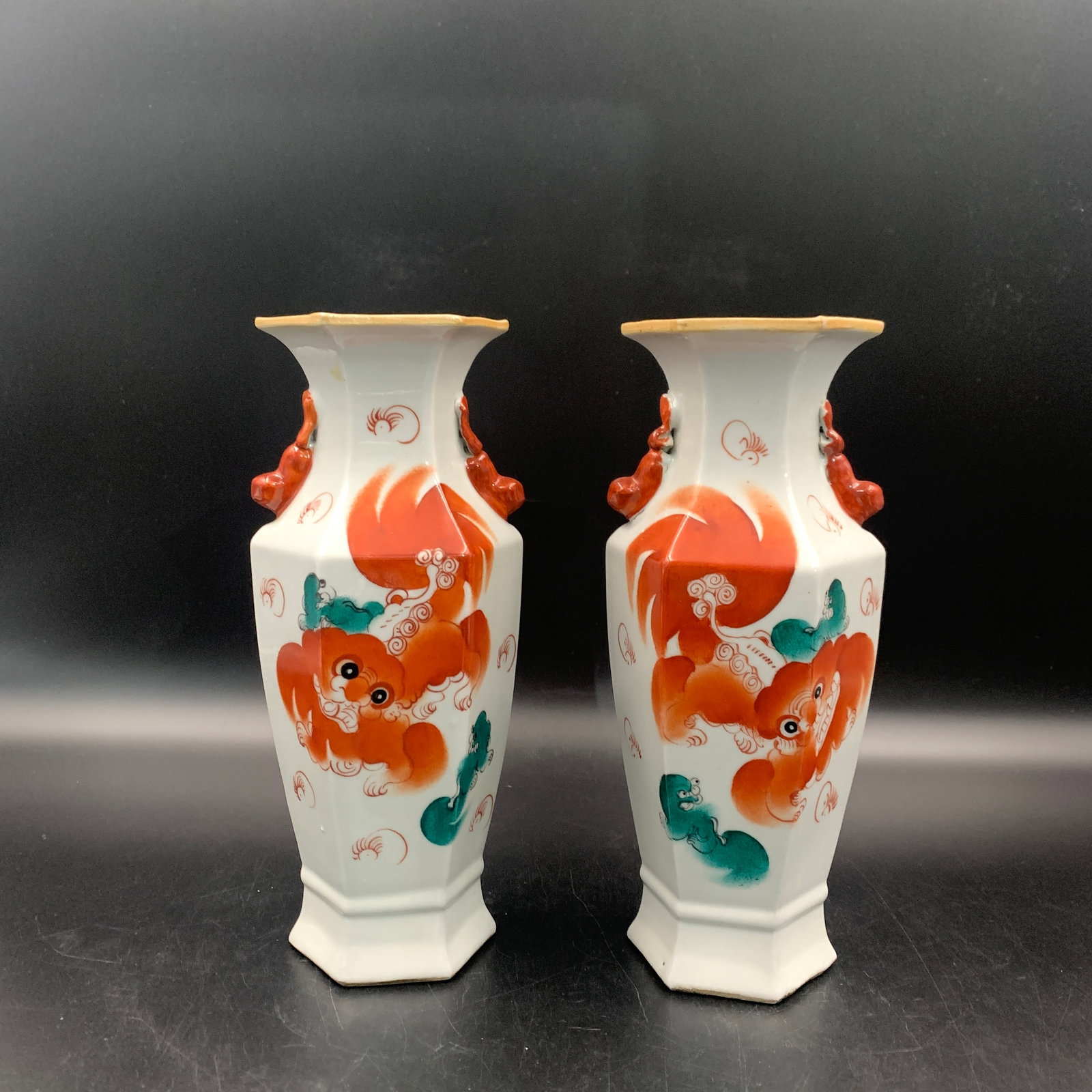 A PAIR OF FINE IRON-RED AND GREEN ENAMELED 'FOO LION' HEXAGONAL VASES