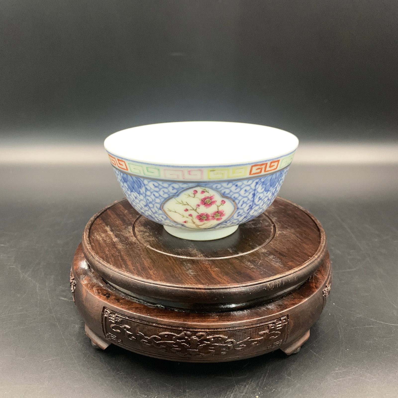 A FINE FAMILLE ROSE 'FLORAL PANELS' MEDALLION PORCELAIN BOWL