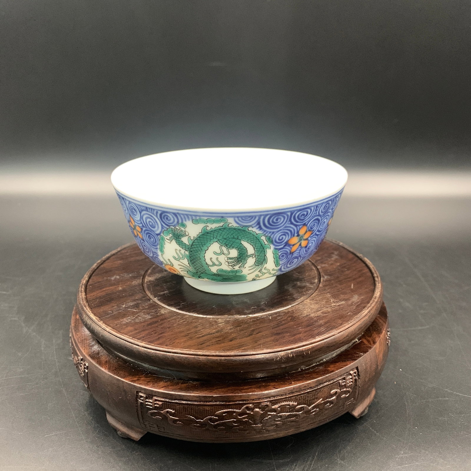 A FAMILLE ROSE DRAGON PATTERN PORCELAIN BOWL