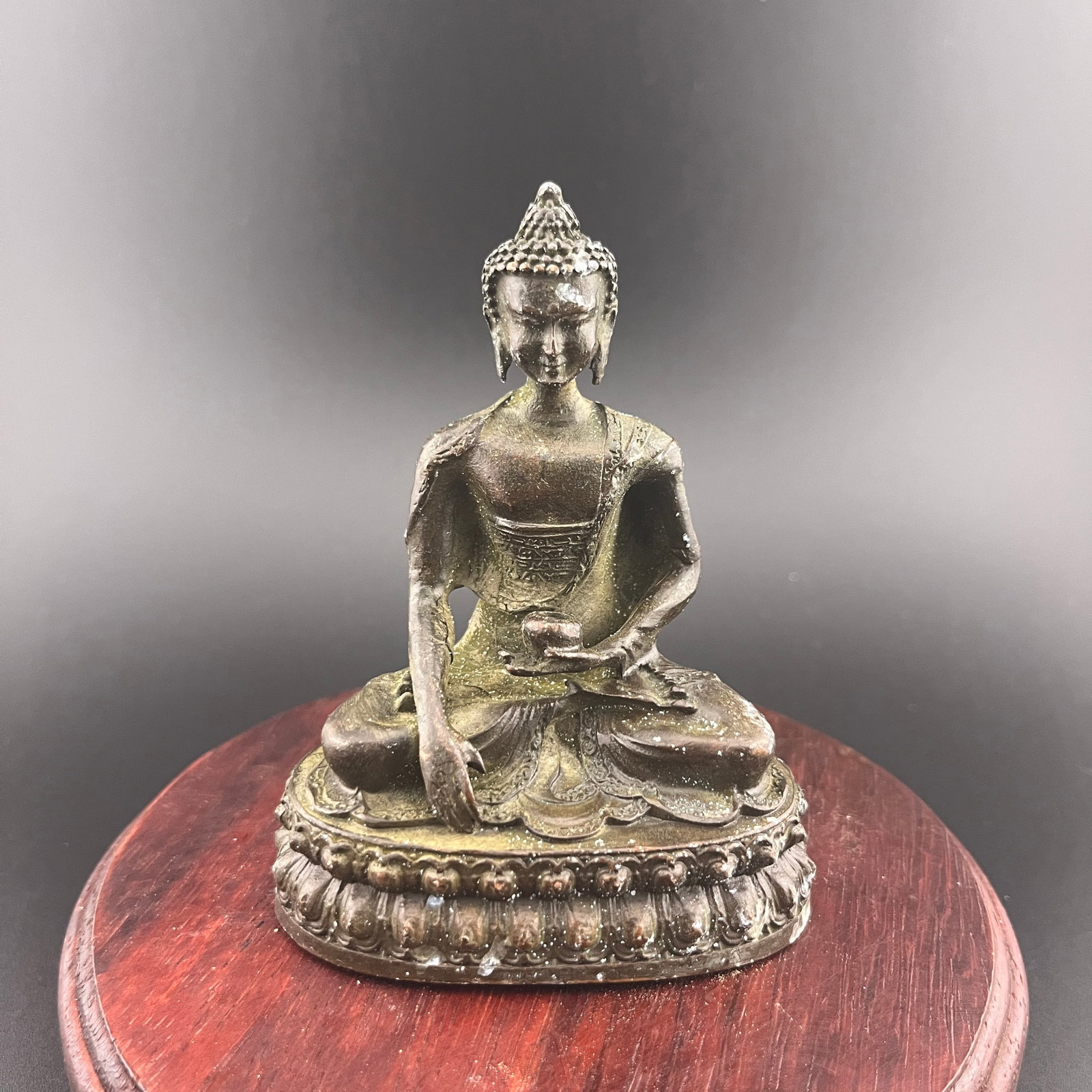 A SMALL BRONZE FIGURE OF SHAKYAMUNI BUDDHA