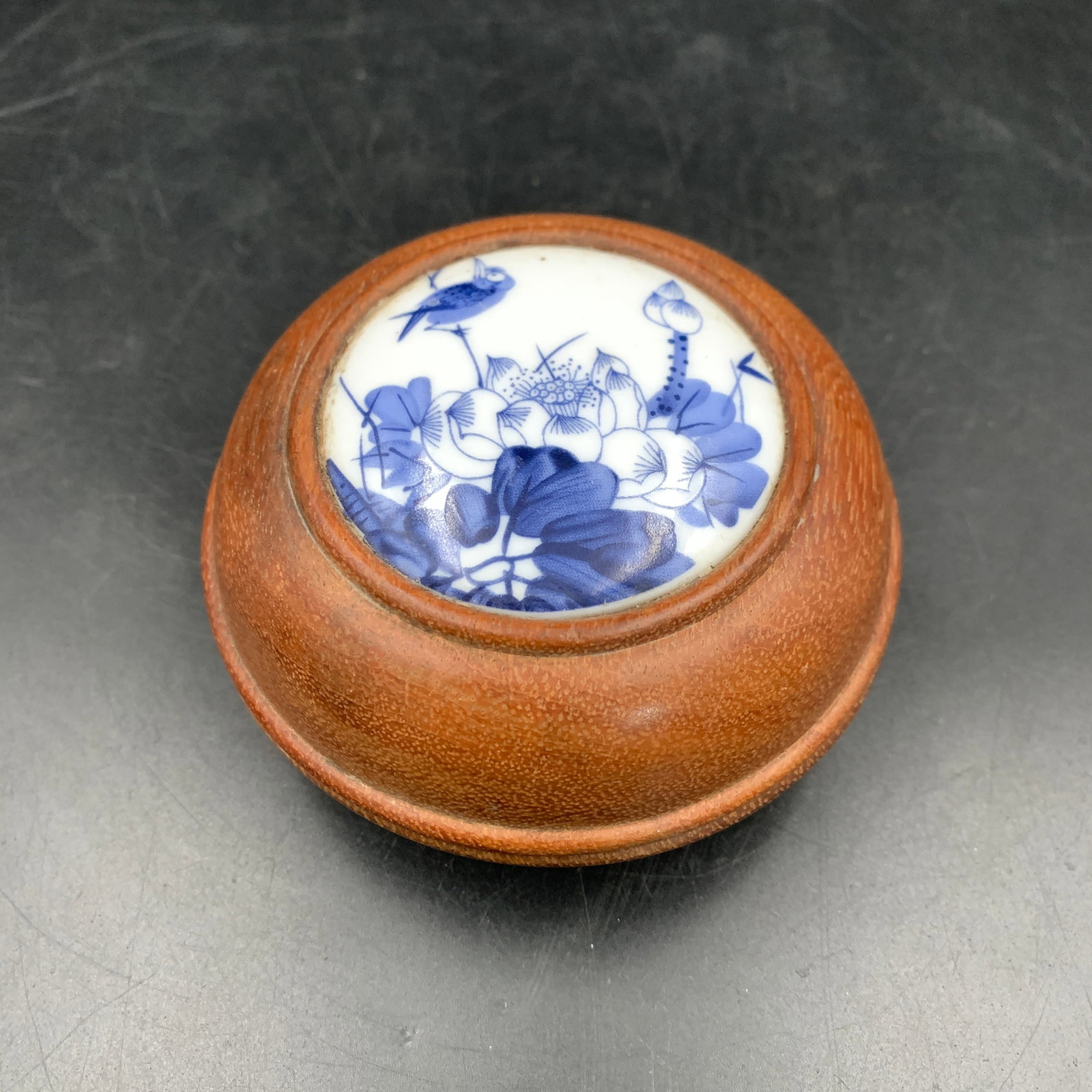 A FINE HARDWOOD BOX INSET WITH A BLUE AND WHITE PORCELAIN PANEL