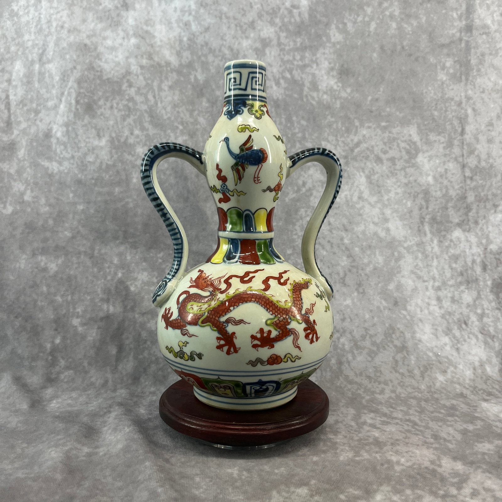 A WUCAI PORCELAIN GARLIC-MOUTH VASE WITH DRAGON AND CRANE MOTIFS