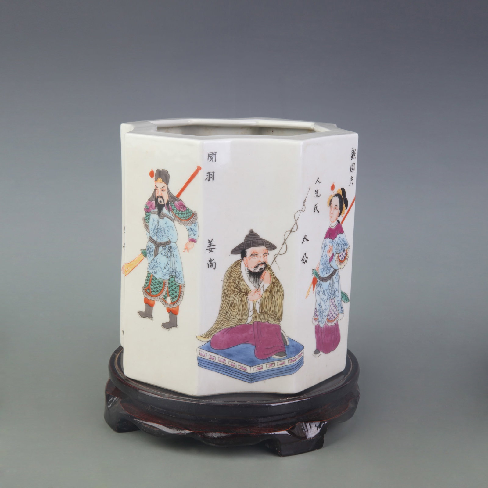A WUCAI DIAMOND-SHAPED BRUSH POT WITH “WUSHUANGPU?? FIGURES