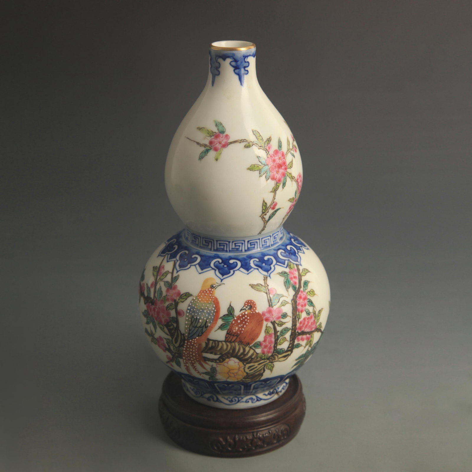 AN ENAMEL-PAINTED GOURD VASE WITH FLORAL AND BIRD DECORATION