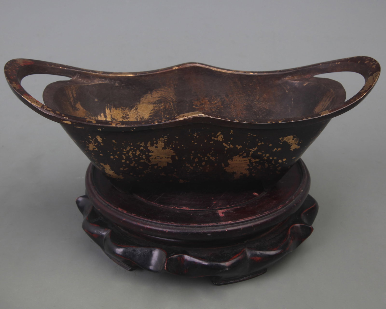 A FINE GOLD INGOT SHAPED SPRINKLE GOLD INCENSE BURNER