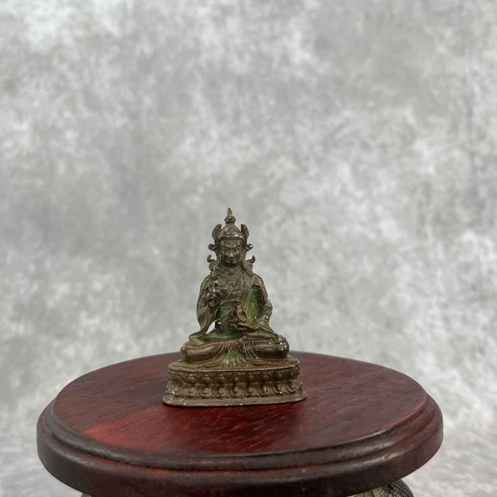 A SMALL BRONZE SINO-TIBETAN BRONZE STATUE OF GURU RINPOCHE