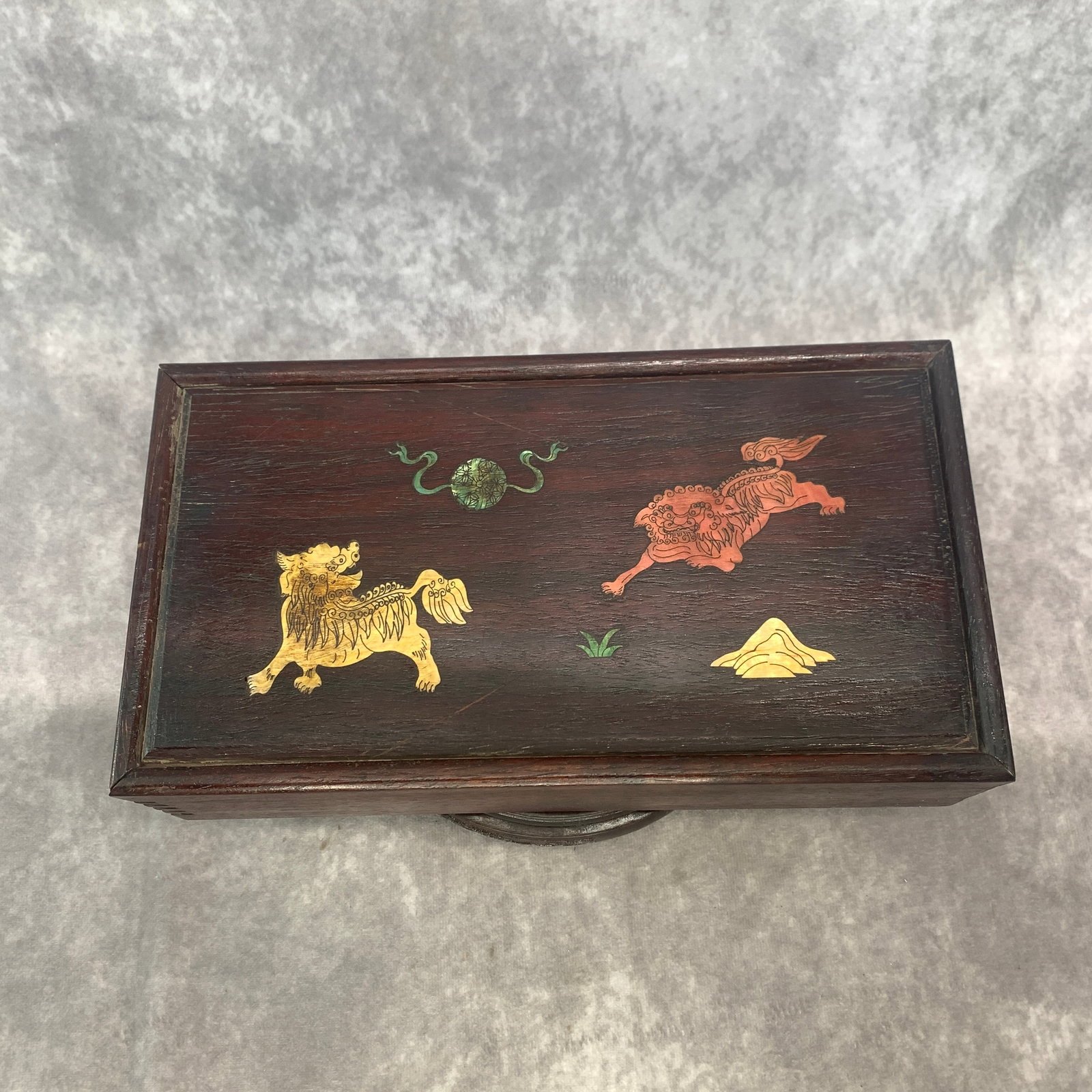 A FINE INLAID HARDWOOD BOX WITH FOO DOG DESIGN
