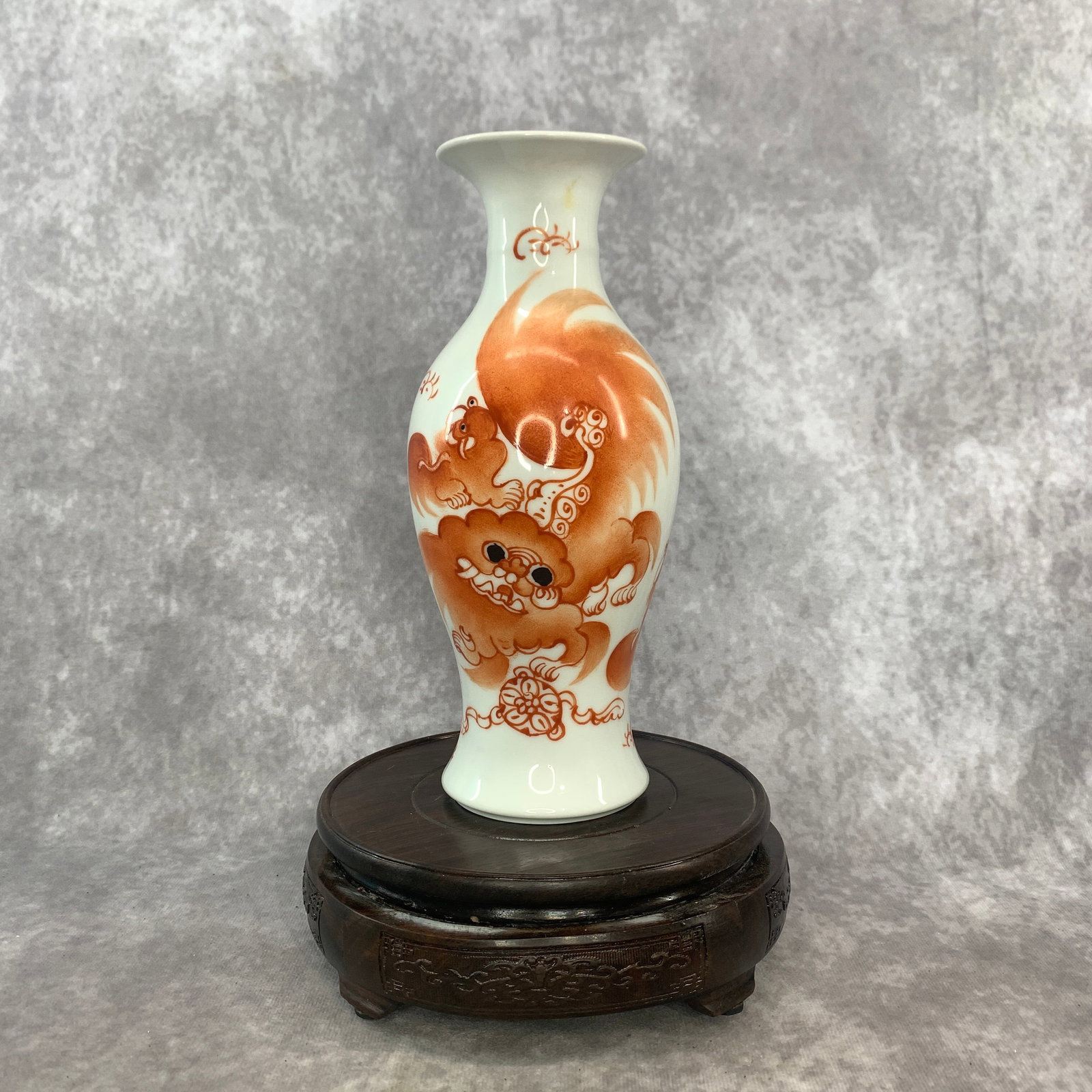 A FINE IRON-RED "LION AND CUBS" MOTIF PORCELAIN VASE