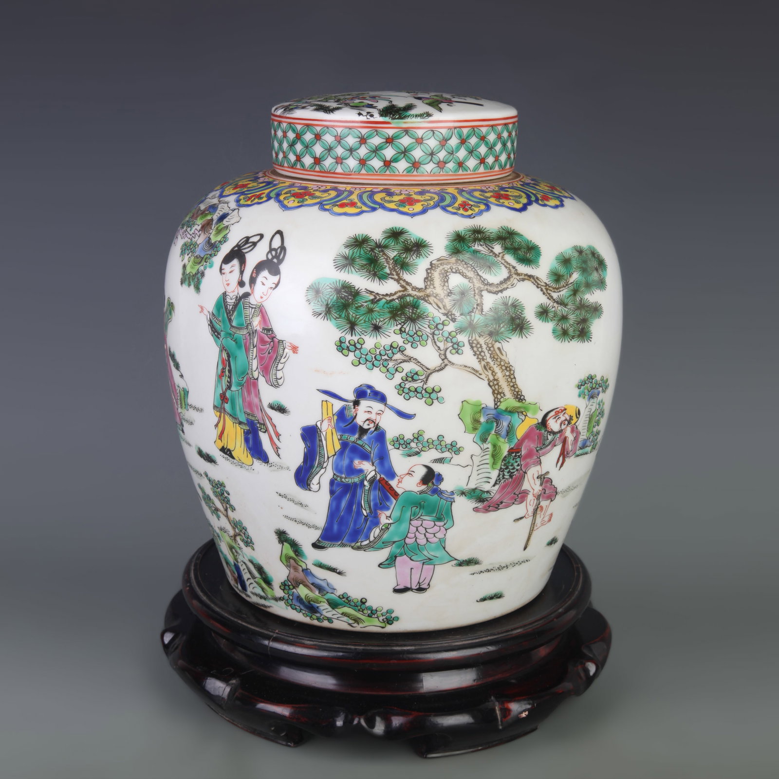 A FINE WU CAI FIGURAL PATTERN COVERED PORCELAIN JAR