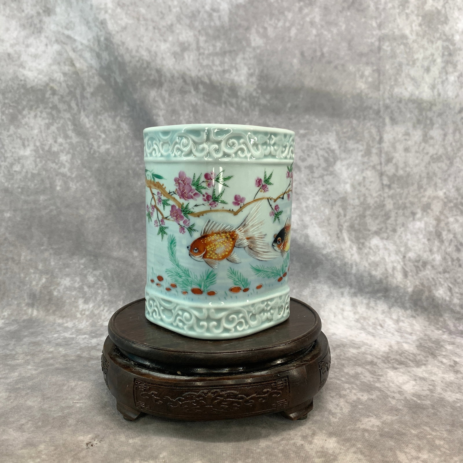 PALE CELADON-GROUND FAMILLE ROSE (FENCAI) CYLINDRICAL BRUSH POT