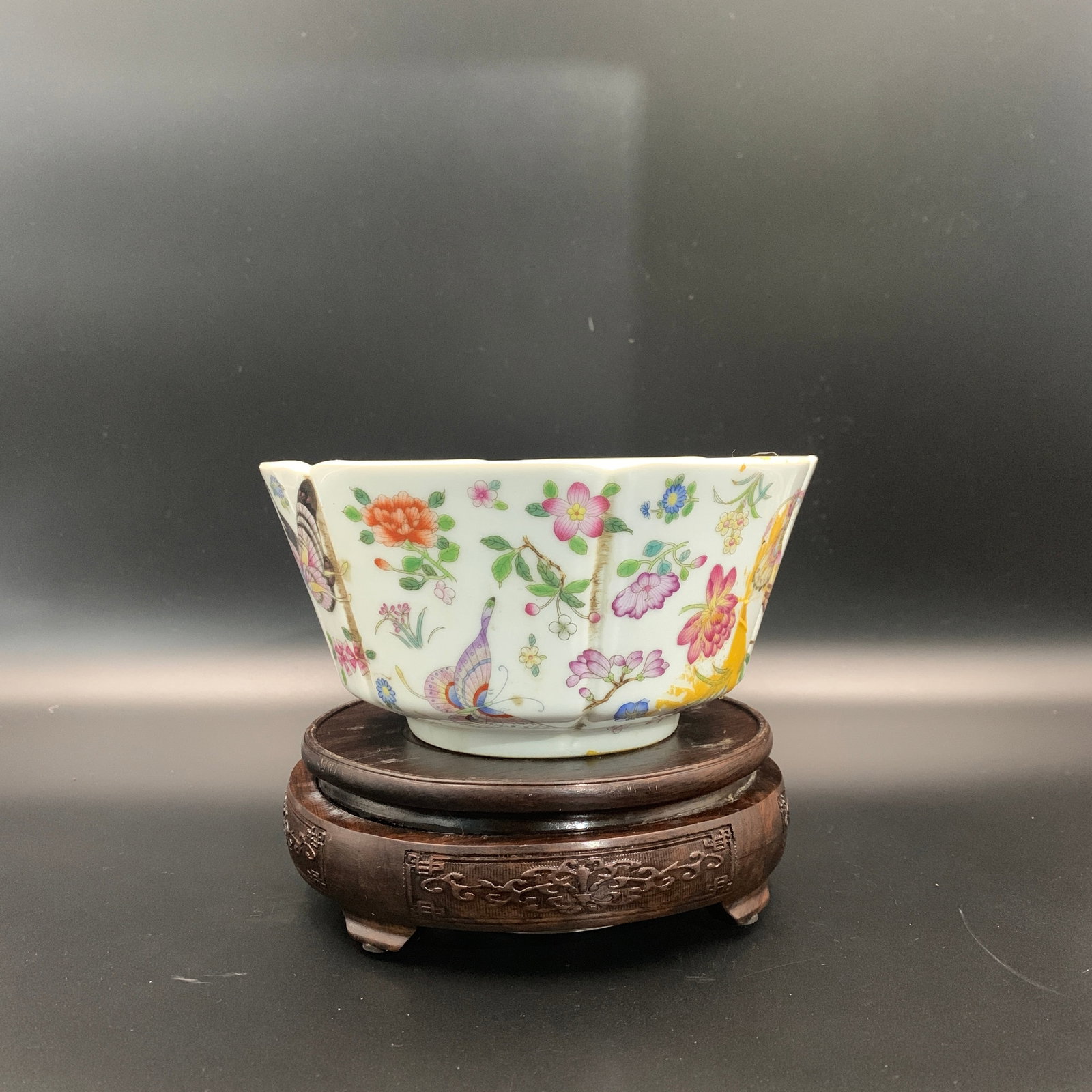 A FINE FAMILLE ROSE LOBED 'FLOWERS AND BUTTERFLIES' BOWL